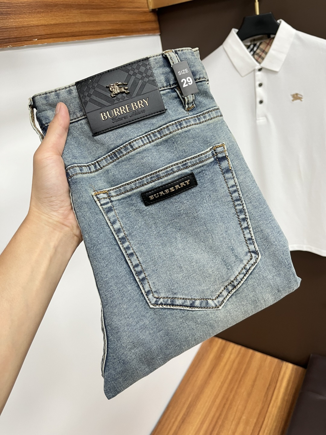 NO:482796,Burberry’s latest summer 2025 jeans are stress-free when entering and leaving the store. Hot-selling counters, taste and value sharing. They are very comfortable to wear, low-key and luxurious. They are very classy when worn, and there is no need to say much about the style and cutting of the pants. The upper body is exquisite and vivid. The truly first-class quality is a truly palace-grade casual pants, which are made of Turkish cotton, and produce the most famous tannin cloth. The quality is excellent. The pants are soft after heavy washing. The straight-footed style is not picky. The upper body is absolutely stylish. L25 is extremely luxurious!  Size 29-38, Burberry, jeans, alexander wang19860909巴宝莉 2025年夏季最新品牛仔裤出入专卖店无压力 专柜热销款 品味与价值共享 身穿着非常舒适 低调不失奢华 穿出去非常有档次,裤型款式和裁剪亦无需多言 上身精致跃然.真正一等一顶级质料 真正殿堂级的休闲裤,选用土耳其的棉花 生产出最有名的单宁布 品质卓然 经过重水洗使得裤子很柔软 直脚的版型 不挑人 上身绝对的有型 L25 极度奢华！尺码29-38,,burberry,jeans,alexander wang,Men's clothing