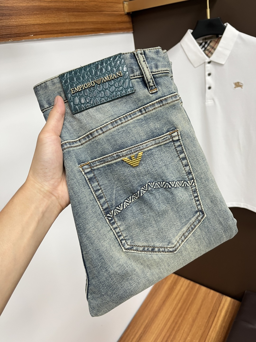 NO:482803,Armani The latest jeans in summer 2025 are stress-free when entering and leaving the store. Hot-selling counters. Taste and value are shared. They are very comfortable to wear. Low-key and luxurious. They are very classy when worn. There is no need to say much about the style and cutting of the pants. The upper body is exquisite and vivid. The truly first-class quality is a top-notch material. The real palace-grade casual pants are made of Turkey cotton and produce the most famous tannin fabric. The quality is excellent. The pants are soft after heavy washing. The straight-footed style is not picky. The upper body is absolutely stylish. L25 is extremely luxurious!  Size 29-38, Armani,jeans,alexander wang19860909阿玛尼 2025年夏季最新品牛仔裤出入专卖店无压力 专柜热销款 品味与价值共享 身穿着非常舒适 低调不失奢华 穿出去非常有档次,裤型款式和裁剪亦无需多言 上身精致跃然.真正一等一顶级质料 真正殿堂级的休闲裤,选用土耳其的棉花 生产出最有名的单宁布 品质卓然 经过重水洗使得裤子很柔软 直脚的版型 不挑人 上身绝对的有型 L25 极度奢华！尺码29-38,,armani,jeans,alexander wang,Men's clothing