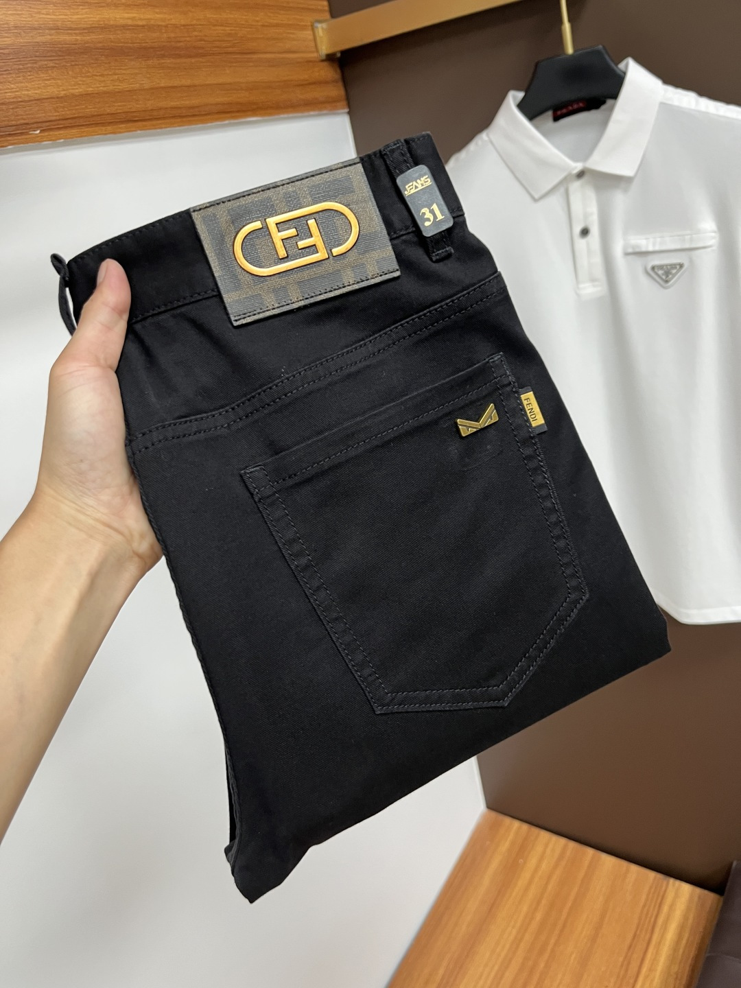 NO:455120,Fendi 2025ss Snake Year Summer New Year Jeans. Original 1:1 production, perfect choice for daily life, simple, atmospheric, fashionable and stylish, customized imported tannin fabric, heavy industry washing process, complex and exquisite workmanship. It is easy to meet the needs of all seasons, soft and elastic, smooth and neat, original auxiliary materials, L10 upper body comfortable and easy to match, durable code number 29-38, fendi, jeans, alexander wang19860909芬迪 2025ss蛇年夏季贺岁款牛仔裤.原单1:1制作,日常必备的完美之选,简单大气亦时尚有型,定制进口丹宁面料 ,重工洗水工艺,做工复杂工艺精湛.轻松迎合四季需要,手感柔软带弹力,流畅利落,原版辅料五金,L10上身舒适非常易搭耐看码数29-38,,fendi,jeans,alexander wang,Men's clothing