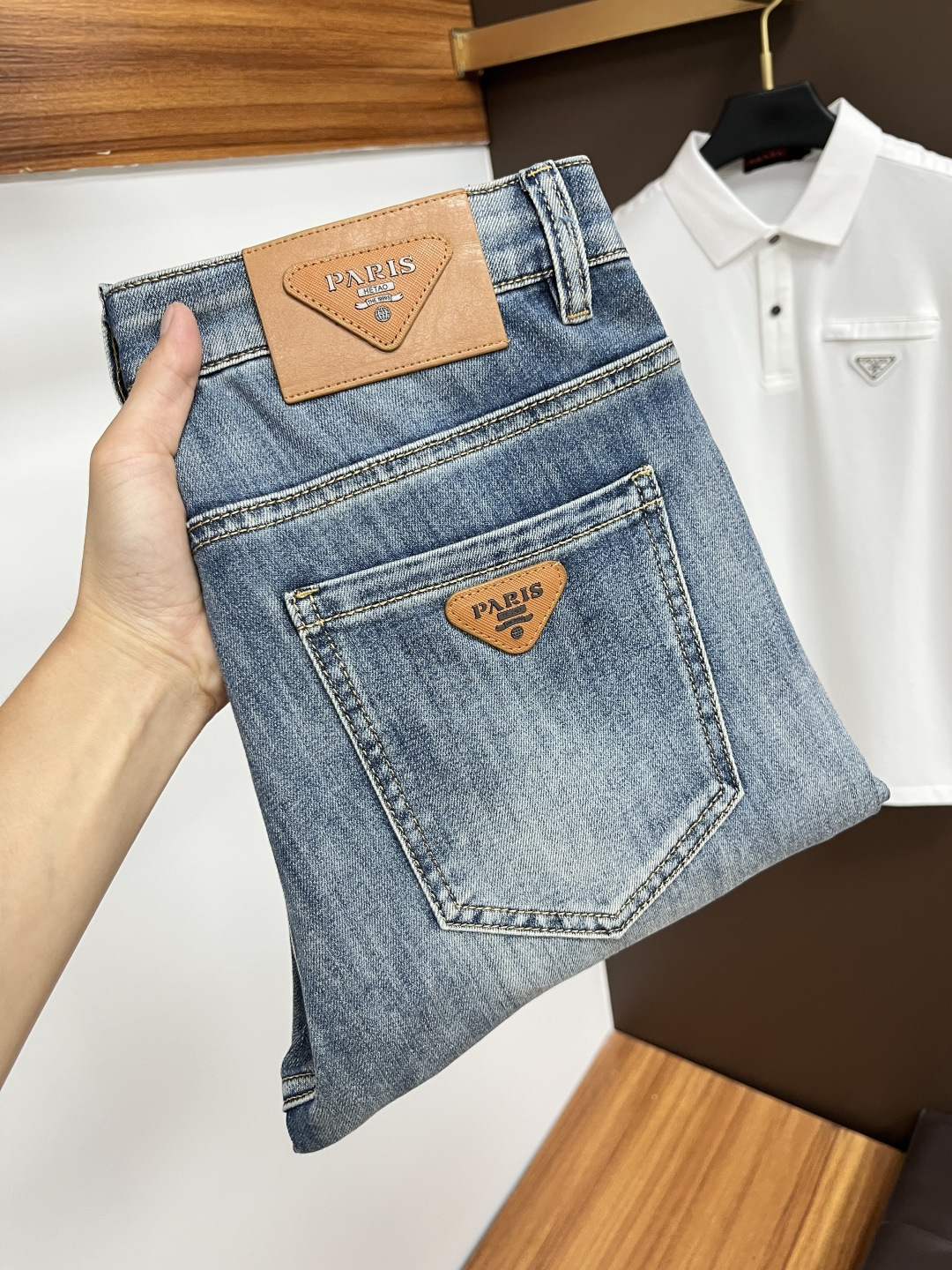 NO:455124,Prada 2025ss Snake Summer New Year Jeans. Original 1:1 production, perfect choice for daily life, simple, atmospheric, fashionable and stylish, customized imported tannin fabric, heavy industry washing process, complex and exquisite workmanship. It is easy to meet the needs of all seasons, soft and elastic, smooth and neat, original auxiliary materials, L10 upper body comfortable and easy to match, durable code number 29-38, prada, jeans, alexander wang19860909普拉达 2025ss蛇年夏季贺岁款牛仔裤.原单1:1制作,日常必备的完美之选,简单大气亦时尚有型,定制进口丹宁面料 ,重工洗水工艺,做工复杂工艺精湛.轻松迎合四季需要,手感柔软带弹力,流畅利落,原版辅料五金,L10上身舒适非常易搭耐看码数29-38,,prada,jeans,alexander wang,Men's clothing