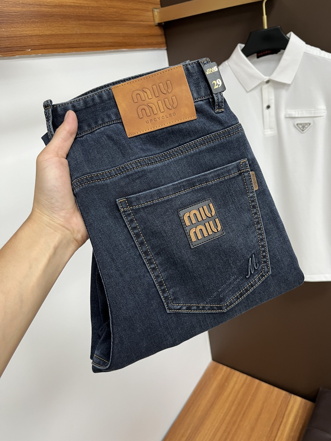 NO:455128,Miumiu 2025ss Snake Year Summer New Year Jeans. Original 1:1 production, perfect choice for daily life, simple, atmospheric, fashionable and stylish, customized imported tannin fabric, heavy industry washing process, complex and exquisite workmanship. It is easy to meet the needs of all seasons, soft and elastic, smooth and neat, original auxiliary hardware, L10 upper body comfortable and easy to match, durable code number 29-38,,miumiu, jeans, alexander wang19860909miumiu 2025ss蛇年夏季贺岁款牛仔裤.原单1:1制作,日常必备的完美之选,简单大气亦时尚有型,定制进口丹宁面料 ,重工洗水工艺,做工复杂工艺精湛.轻松迎合四季需要,手感柔软带弹力,流畅利落,原版辅料五金,L10上身舒适非常易搭耐看码数29-38,,miumiu,jeans,alexander wang,Men's clothing