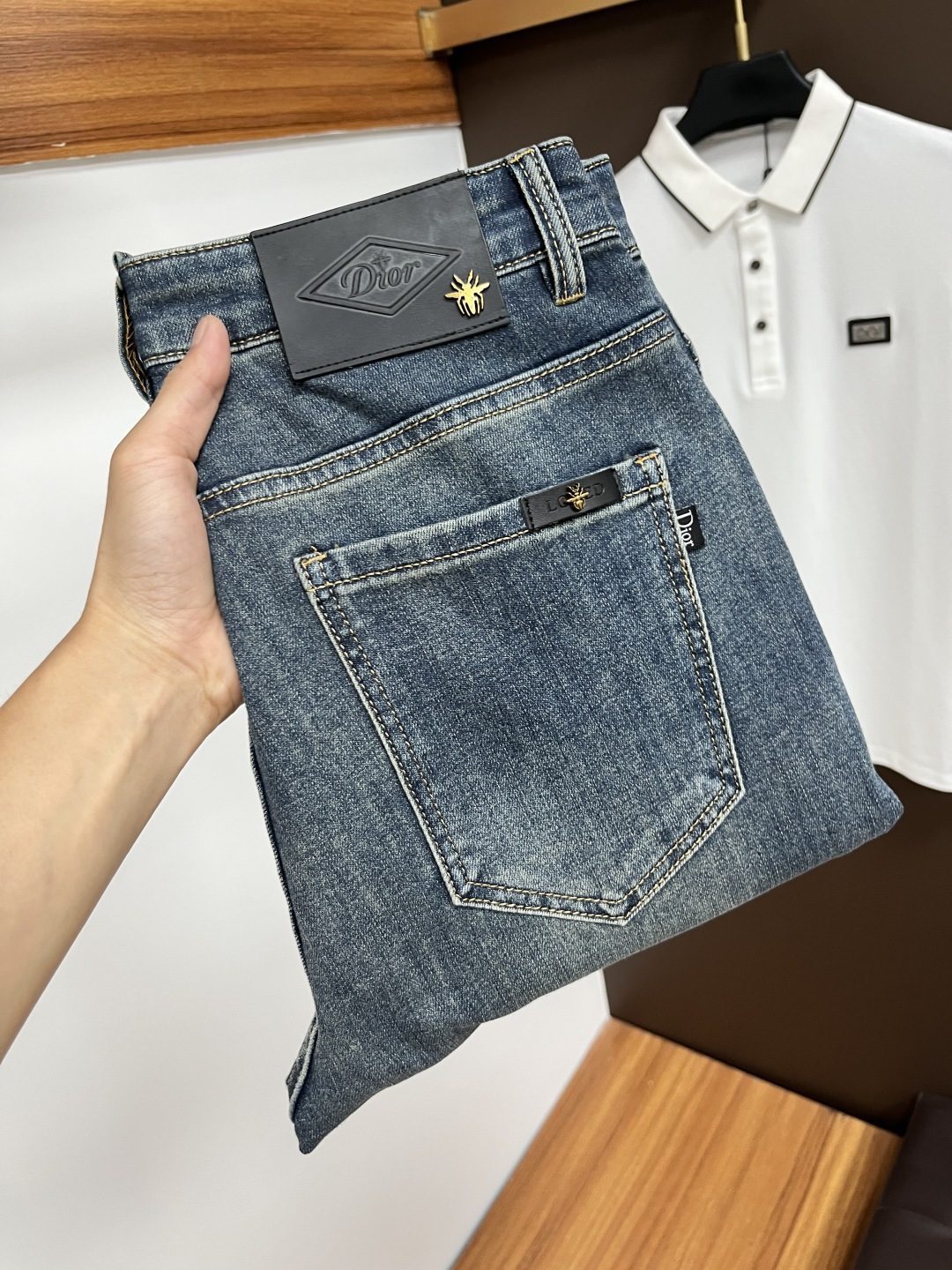 NO:455094,Dior 2025ss Snake Year Summer New Year Jeans. Original 1:1 production, perfect choice for daily life, simple, atmospheric, fashionable and stylish, customized imported tannin fabric, heavy industry washing process, complex and exquisite workmanship. It is easy to meet the needs of the four seasons, soft and elastic, smooth and neat, original auxiliary hardware, L10 upper body is comfortable and easy to match, durable code number 29-38, dior, jeans, alexander wang19860909迪奥 2025ss蛇年夏季贺岁款牛仔裤.原单1:1制作,日常必备的完美之选,简单大气亦时尚有型,定制进口丹宁面料 ,重工洗水工艺,做工复杂工艺精湛.轻松迎合四季需要,手感柔软带弹力,流畅利落,原版辅料五金,L10上身舒适非常易搭耐看码数29-38,,dior,jeans,alexander wang,Men's clothing