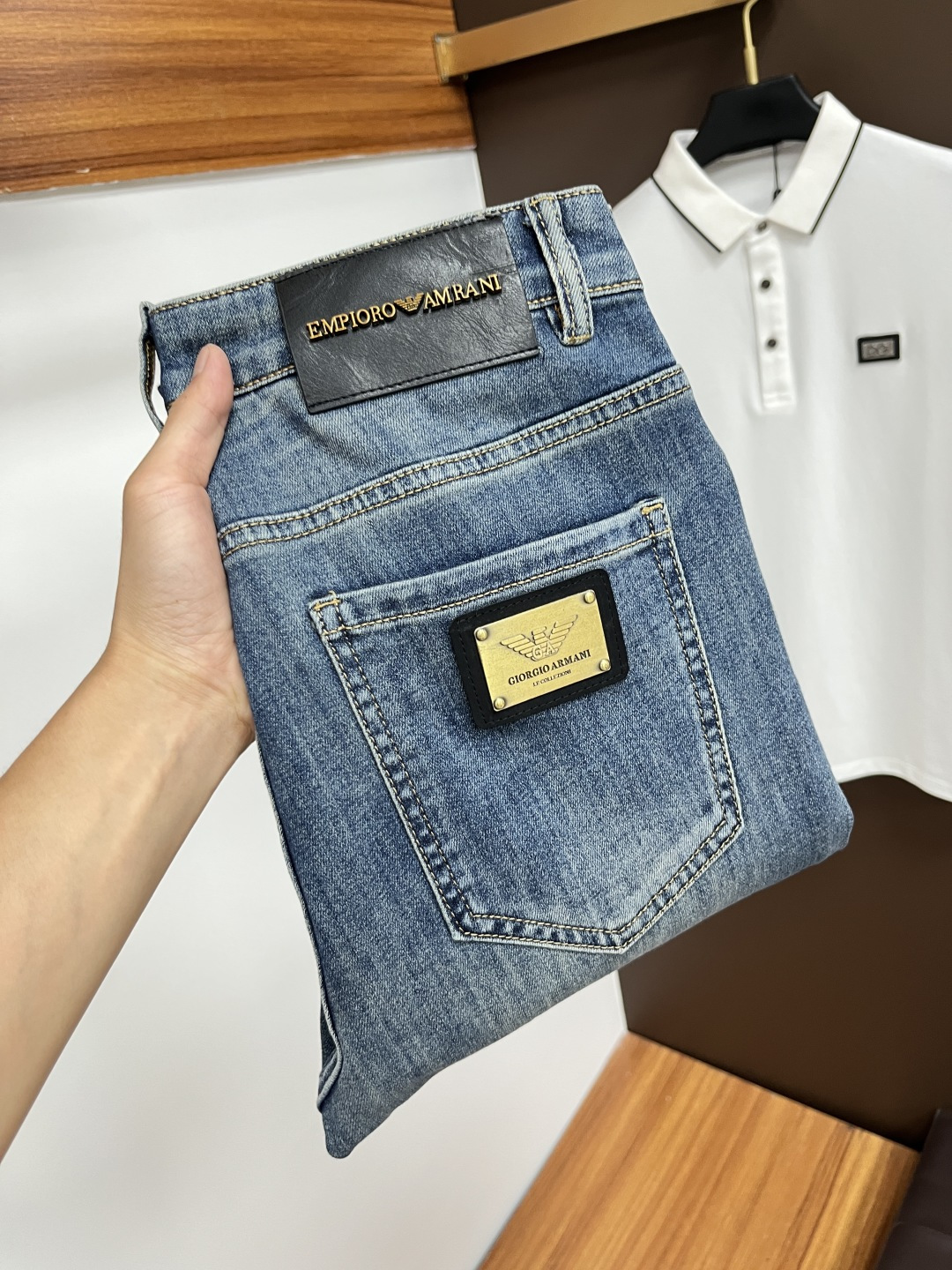 NO:455099,Armani 2025ss Snake Summer New Year Jeans. Original 1:1 production, perfect choice for daily life, simple, atmospheric, fashionable and stylish, customized imported tannin fabric, heavy industry washing process, complex and exquisite workmanship. It is easy to meet the needs of all seasons, soft and elastic, smooth and neat, original auxiliary hardware, L10 upper body comfortable and easy to match, durable code number 29-38, Armani, jeans, alexander wang19860909阿玛尼 2025ss蛇年夏季贺岁款牛仔裤.原单1:1制作,日常必备的完美之选,简单大气亦时尚有型,定制进口丹宁面料 ,重工洗水工艺,做工复杂工艺精湛.轻松迎合四季需要,手感柔软带弹力,流畅利落,原版辅料五金,L10上身舒适非常易搭耐看码数29-38,,armani,jeans,alexander wang,Men's clothing