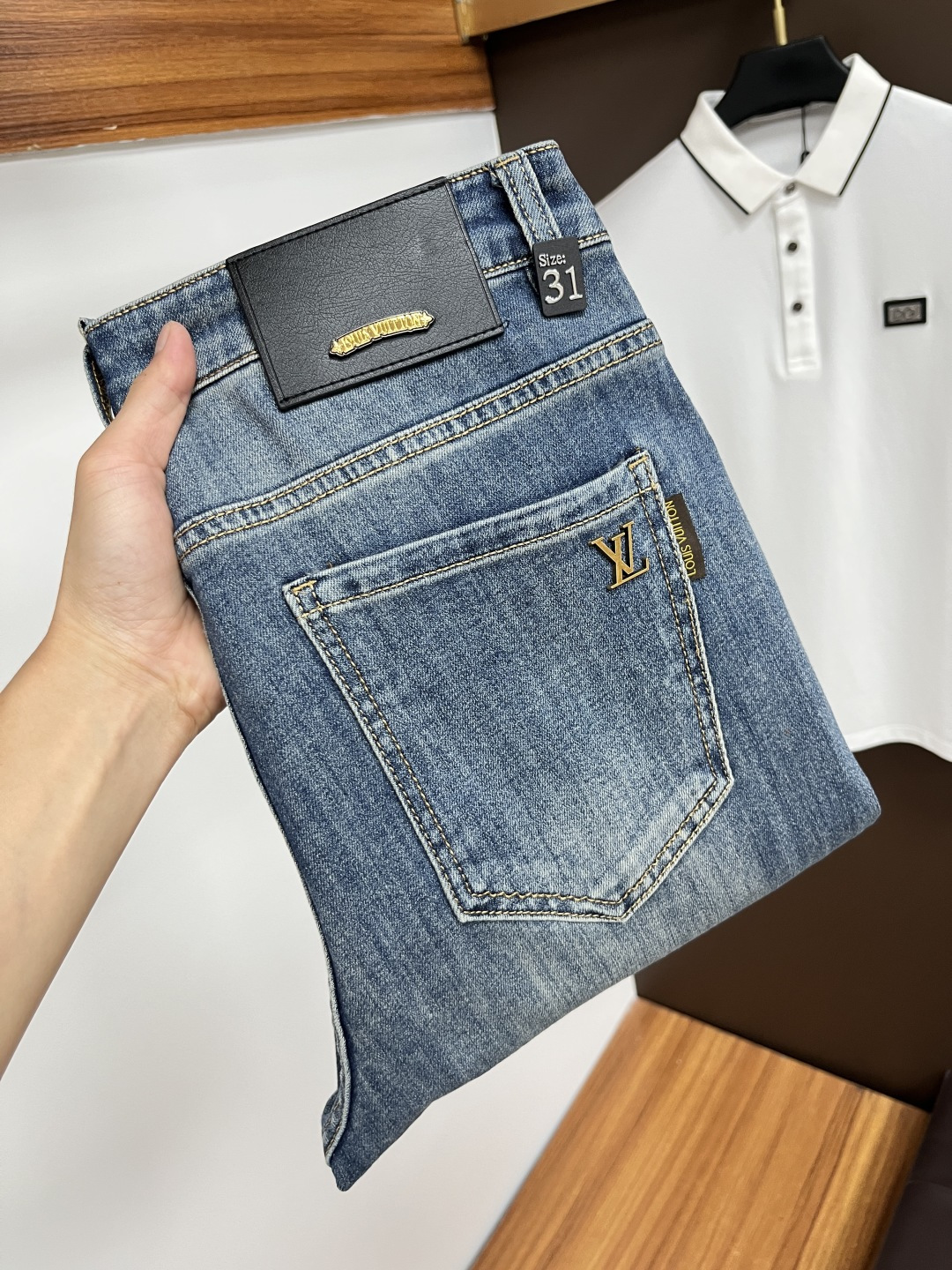 NO:455104,LV 2025ss Snake Year Summer New Year Jeans. Original 1:1 production, perfect choice for daily life, simple, atmospheric, fashionable and stylish, customized imported tannin fabric, heavy industry washing process, complex and exquisite workmanship. Easy to meet the needs of all seasons, soft and elastic, smooth and neat, original auxiliary materials, L10 upper body comfortable and easy to match, durable code number 29-38,,louis vuitton, jeans, alexander wang19860909LV 2025ss蛇年夏季贺岁款牛仔裤.原单1:1制作,日常必备的完美之选,简单大气亦时尚有型,定制进口丹宁面料 ,重工洗水工艺,做工复杂工艺精湛.轻松迎合四季需要,手感柔软带弹力,流畅利落,原版辅料五金,L10上身舒适非常易搭耐看码数29-38,,louis vuitton,jeans,alexander wang,Men's clothing