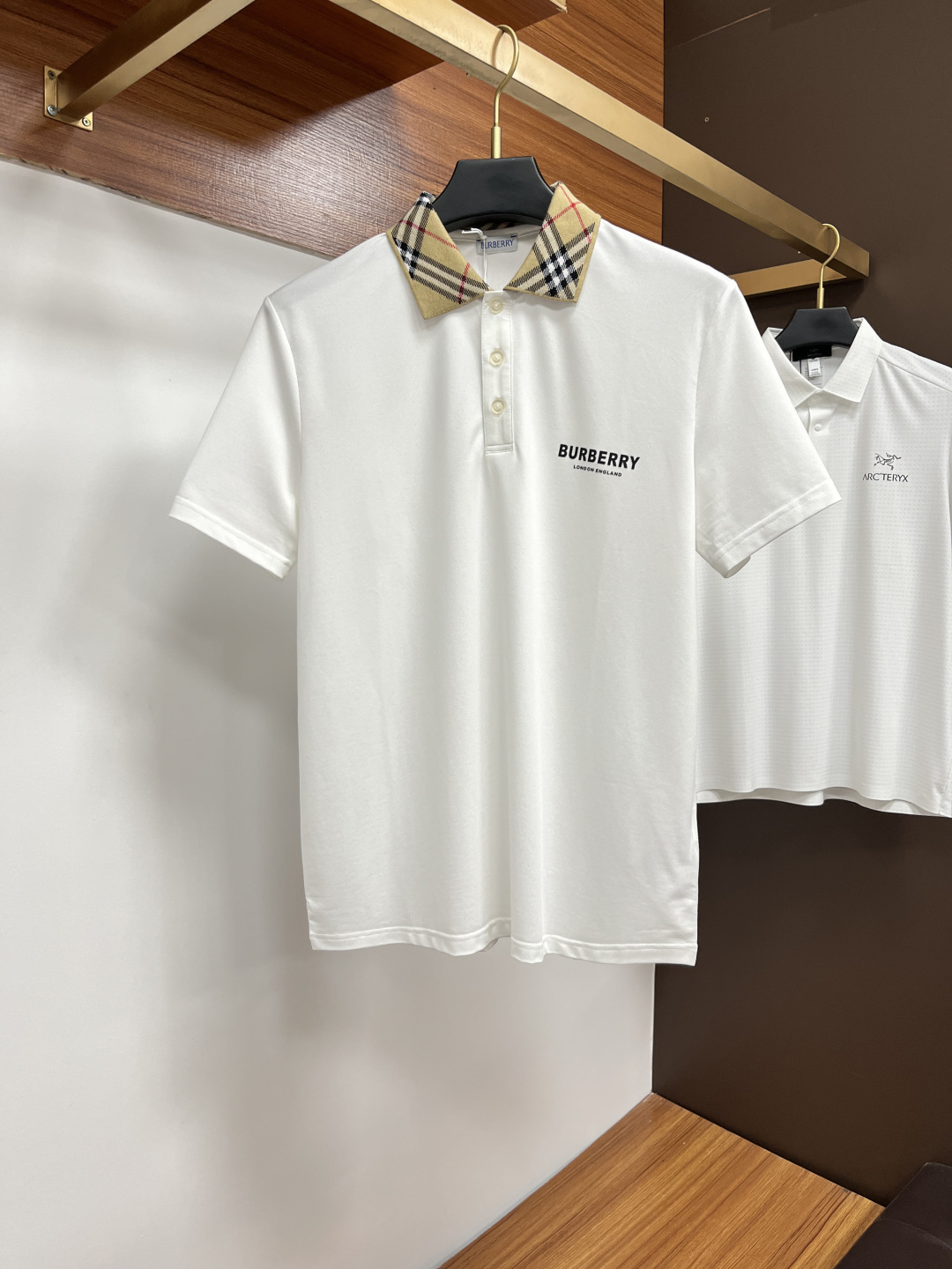 NO:455072,Burberry's classic Polo collar design in spring and summer 2025 is matched with simple single-breasted lines, neat and smooth lines, cleverly modifying the neck lines, showing elegant and gentlemanly style. The exquisite brand logo on the left chest adopts traceless glue pressing process, delicate and flat, low-key, and luxurious texture, showing the brand's ingenuity and quality pursuit in the subtleties. Selected high-quality fabrics, soft and smooth, breathable, and comfortable to wear. Whether it is to wear casual trousers to show professionalism and ability; or to combine them with jeans to create a daily look to create a relaxed and comfortable atmosphere, it can be perfectly adapted. AM helps you interpret diverse styles with a calm attitude and show your unique taste. Size M-3XL, burberry, jeans, alexander wang19860909巴宝莉 2025春夏经典的Polo领设计,搭配简洁的单排扣,线条利落流畅,巧妙修饰颈部线条,彰显优雅绅士格调.左胸处精致的品牌标识,采用无痕压胶工艺,细腻而平整,低调间流露奢华质感,于细微之处展现品牌匠心与品质追求. 精选优质面料,触感柔软顺滑,透气性佳,穿着舒适自在.无论是搭配休闲西裤出席商务场合,展现专业干练；还是与牛仔裤组合打造日常造型,营造轻松惬意氛围,它都能完美适配,AM助你以从容姿态诠释多样风格,尽显独特品味. 尺码M-3XL,,burberry,jeans,alexander wang,Men's clothing