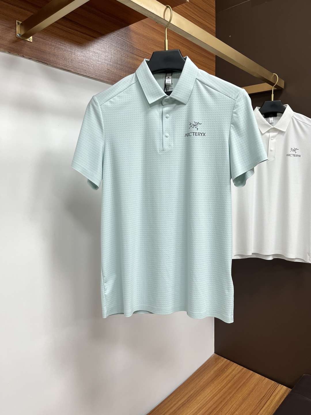 NO:530643,Archaeopteryx 2025 spring and summer classic Polo collar design, paired with simple single-breasted lines, neat and smooth lines, cleverly modifying the neck lines, showing elegant and gentlemanly style. The exquisite brand logo on the left chest adopts traceless pressing process, delicate and flat, and reveals luxurious texture in low-key, showing the brand's ingenuity and quality pursuit in the subtleties. Selected high-quality fabrics, soft and smooth, breathable, and comfortable and comfortable to wear. Whether it is to wear casual trousers to show professionalism and ability; or to combine them with jeans to create a daily look to create a relaxed and comfortable atmosphere, it can be perfectly adapted. AM helps you interpret diverse styles with a calm attitude and show your unique taste. Size M-3XL, arc'teryx, jeans, alexander wang19860909始祖鸟 2025春夏经典的Polo领设计,搭配简洁的单排扣,线条利落流畅,巧妙修饰颈部线条,彰显优雅绅士格调.左胸处精致的品牌标识,采用无痕压胶工艺,细腻而平整,低调间流露奢华质感,于细微之处展现品牌匠心与品质追求. 精选优质面料,触感柔软顺滑,透气性佳,穿着舒适自在.无论是搭配休闲西裤出席商务场合,展现专业干练；还是与牛仔裤组合打造日常造型,营造轻松惬意氛围,它都能完美适配,AM助你以从容姿态诠释多样风格,尽显独特品味. 尺码M-3XL,arc'teryx,jeans,alexander wang,Men's clothing