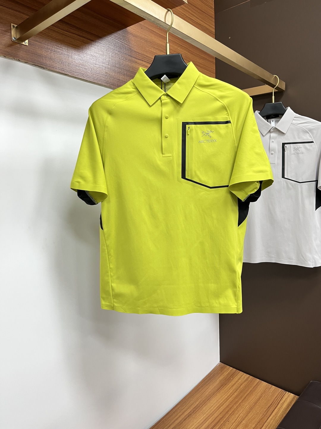 NO:455077,Archaeopteryx 2025 spring and summer classic Polo collar design, paired with simple single-breasted lines, neat and smooth lines, cleverly modifying the neck lines, showing elegant and gentlemanly style. The exquisite brand logo on the left chest adopts traceless pressing process, delicate and flat, and reveals luxurious texture in low-key, showing the brand's ingenuity and quality pursuit in the subtleties. Selected high-quality fabrics, soft and smooth, breathable, and comfortable and comfortable to wear. Whether it is to wear casual trousers to show professionalism and ability; or to combine them with jeans to create a daily look to create a relaxed and comfortable atmosphere, it can be perfectly adapted. AM helps you interpret diverse styles with a calm attitude and show your unique taste. Size M-3XL, arc'teryx, jeans, alexander wang19860909始祖鸟 2025春夏经典的Polo领设计,搭配简洁的单排扣,线条利落流畅,巧妙修饰颈部线条,彰显优雅绅士格调.左胸处精致的品牌标识,采用无痕压胶工艺,细腻而平整,低调间流露奢华质感,于细微之处展现品牌匠心与品质追求. 精选优质面料,触感柔软顺滑,透气性佳,穿着舒适自在.无论是搭配休闲西裤出席商务场合,展现专业干练；还是与牛仔裤组合打造日常造型,营造轻松惬意氛围,它都能完美适配,AM助你以从容姿态诠释多样风格,尽显独特品味. 尺码M-3XL,arc'teryx,jeans,alexander wang,Men's clothing