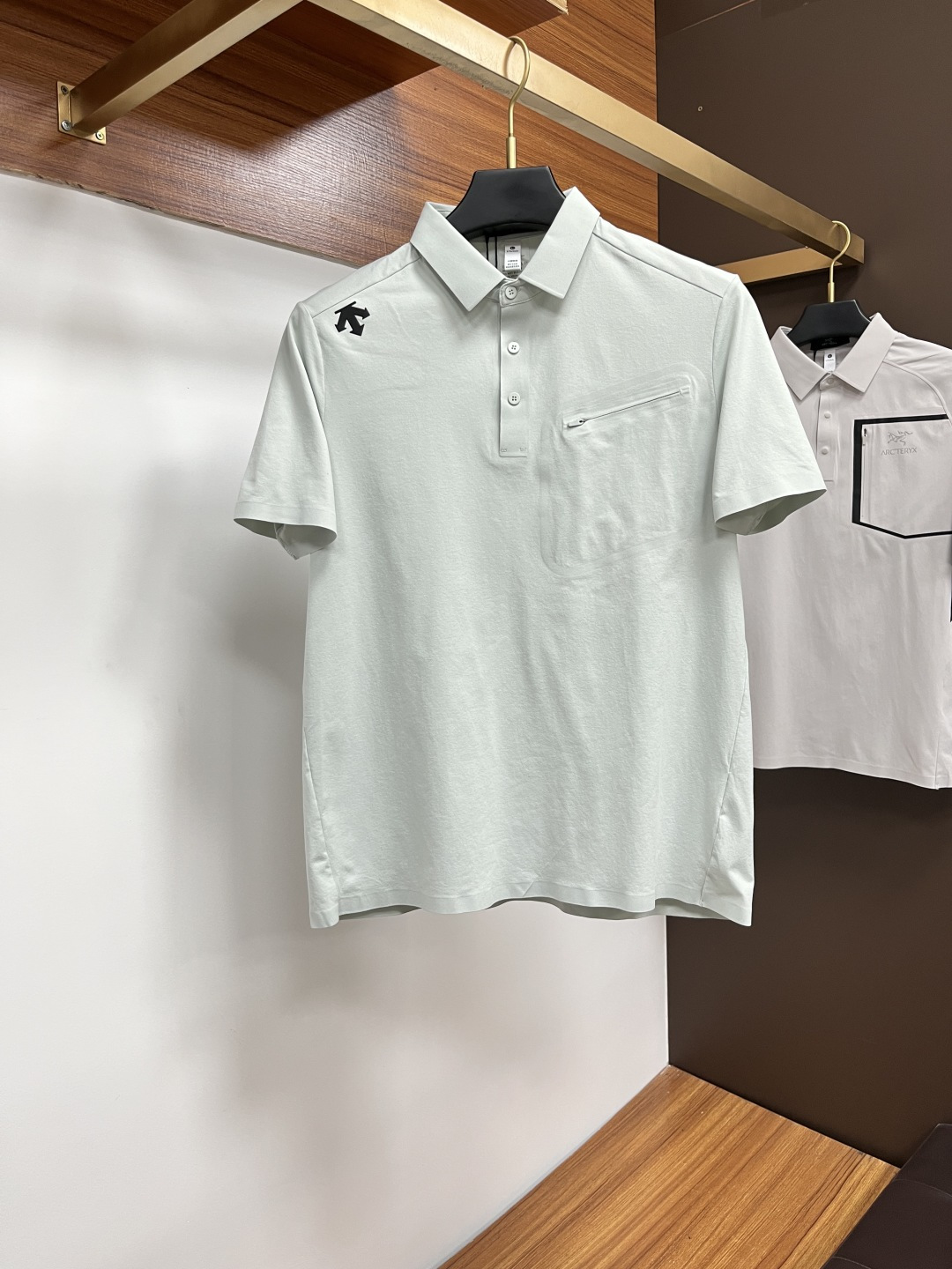 NO:455087,The classic Polo collar design of 2025 spring and summer 2025 is matched with simple single-breasted lines, neat and smooth lines, cleverly modifying the neck lines, showing elegant and gentlemanly style. The exquisite brand logo on the left chest adopts traceless pressing process, delicate and flat, and low-key reveals luxurious texture, showing the brand's ingenuity and quality pursuit in the subtleties. Selected high-quality fabrics, soft and smooth, breathable, and comfortable and comfortable to wear. Whether it is to wear casual trousers to show professionalism and ability; or to combine it with jeans to create a daily look to create a relaxed and comfortable atmosphere, it can be perfectly adapted, and AM helps you interpret diverse styles with a calm attitude and show your unique taste. Size M-3XL, jeans, alexander wang19860909迪桑特 2025春夏经典的Polo领设计,搭配简洁的单排扣,线条利落流畅,巧妙修饰颈部线条,彰显优雅绅士格调.左胸处精致的品牌标识,采用无痕压胶工艺,细腻而平整,低调间流露奢华质感,于细微之处展现品牌匠心与品质追求. 精选优质面料,触感柔软顺滑,透气性佳,穿着舒适自在.无论是搭配休闲西裤出席商务场合,展现专业干练；还是与牛仔裤组合打造日常造型,营造轻松惬意氛围,它都能完美适配,AM助你以从容姿态诠释多样风格,尽显独特品味. 尺码M-3XL,,jeans,alexander wang,Men's clothing