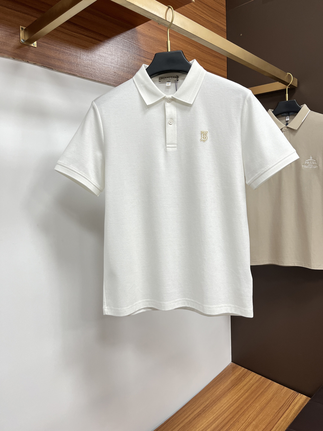 NO:455098,Burberry's classic Polo collar design in spring and summer 2025 is matched with simple single-breasted lines, neat and smooth lines, cleverly modifying the neck lines, showing elegant and gentlemanly style. The exquisite brand logo on the left chest adopts traceless pressing process, delicate and flat, low-key, and luxurious texture, showing the brand's ingenuity and quality pursuit in the subtleties. Selected high-quality fabrics, soft and smooth, breathable, and comfortable to wear. Whether it is to wear casual trousers to show professionalism and ability; or to combine them with jeans to create a daily look to create a relaxed and comfortable atmosphere, it can be perfectly adapted. AM helps you interpret diverse styles with a calm attitude and show your unique taste. Size M-3XL, burberry, jeans, alexander wang19860909巴宝莉 2025春夏经典的Polo领设计,搭配简洁的单排扣,线条利落流畅,巧妙修饰颈部线条,彰显优雅绅士格调.左胸处精致的品牌标识,采用无痕压胶工艺,细腻而平整,低调间流露奢华质感,于细微之处展现品牌匠心与品质追求. 精选优质面料,触感柔软顺滑,透气性佳,穿着舒适自在.无论是搭配休闲西裤出席商务场合,展现专业干练；还是与牛仔裤组合打造日常造型,营造轻松惬意氛围,它都能完美适配,AM助你以从容姿态诠释多样风格,尽显独特品味. 尺码M-3XL,,burberry,jeans,alexander wang,Men's clothing