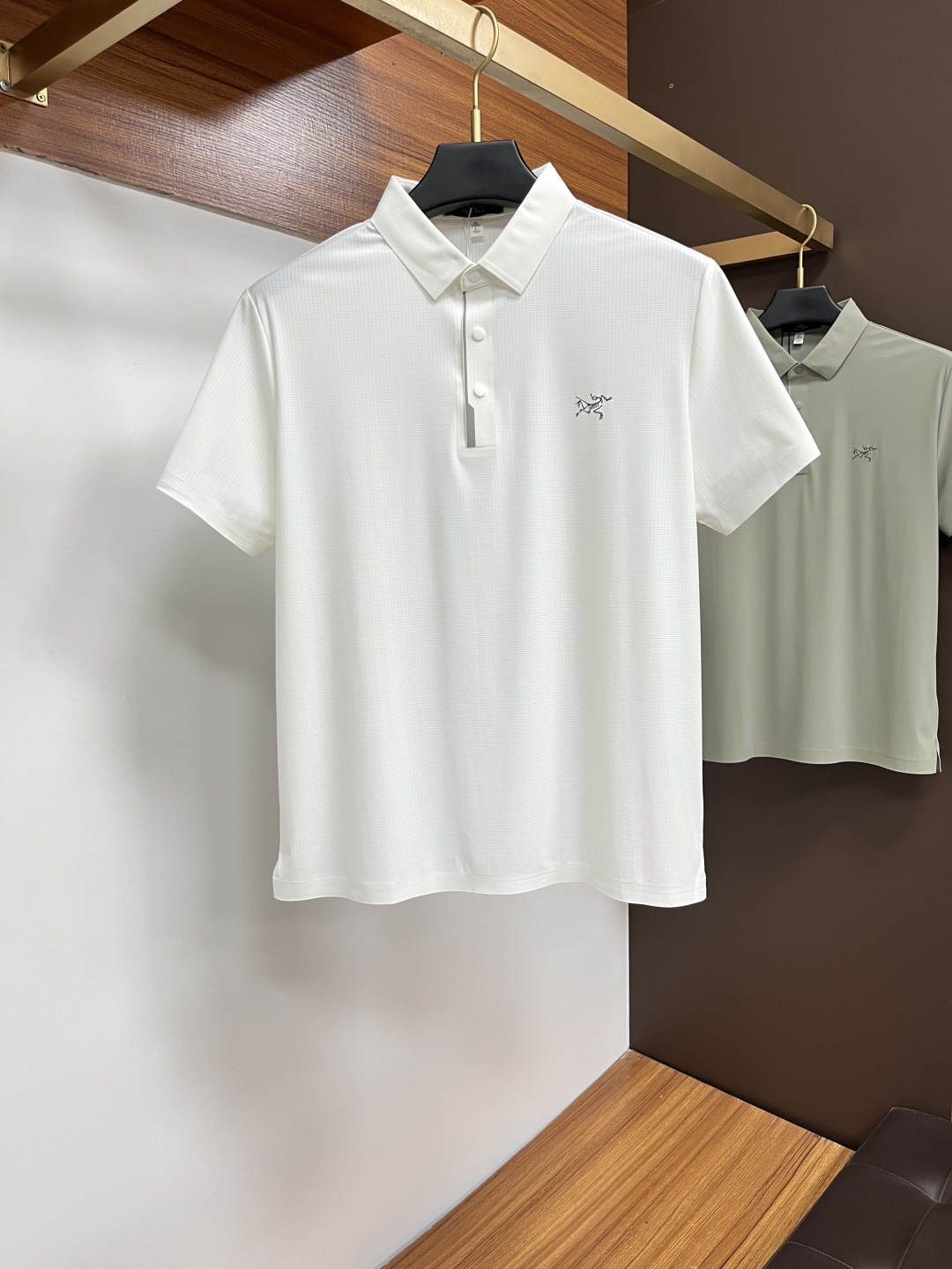 NO:455103,Archaeopteryx 2025 spring and summer classic Polo collar design, paired with simple single-breasted lines, neat and smooth lines, cleverly modifying the neck lines, showing elegant and gentlemanly style. The exquisite brand logo on the left chest adopts traceless pressing process, delicate and flat, and reveals luxurious texture in low-key, showing the brand's ingenuity and quality pursuit in the subtleties. Selected high-quality fabrics, soft and smooth, breathable, and comfortable and comfortable to wear. Whether it is to wear casual trousers to show professionalism and ability; or to combine them with jeans to create a daily look to create a relaxed and comfortable atmosphere, it can be perfectly adapted. AM helps you interpret diverse styles with a calm attitude and show your unique taste. Size M-3XL, arc'teryx, jeans, alexander wang19860909始祖鸟 2025春夏经典的Polo领设计,搭配简洁的单排扣,线条利落流畅,巧妙修饰颈部线条,彰显优雅绅士格调.左胸处精致的品牌标识,采用无痕压胶工艺,细腻而平整,低调间流露奢华质感,于细微之处展现品牌匠心与品质追求. 精选优质面料,触感柔软顺滑,透气性佳,穿着舒适自在.无论是搭配休闲西裤出席商务场合,展现专业干练；还是与牛仔裤组合打造日常造型,营造轻松惬意氛围,它都能完美适配,AM助你以从容姿态诠释多样风格,尽显独特品味. 尺码M-3XL,arc'teryx,jeans,alexander wang,Men's clothing