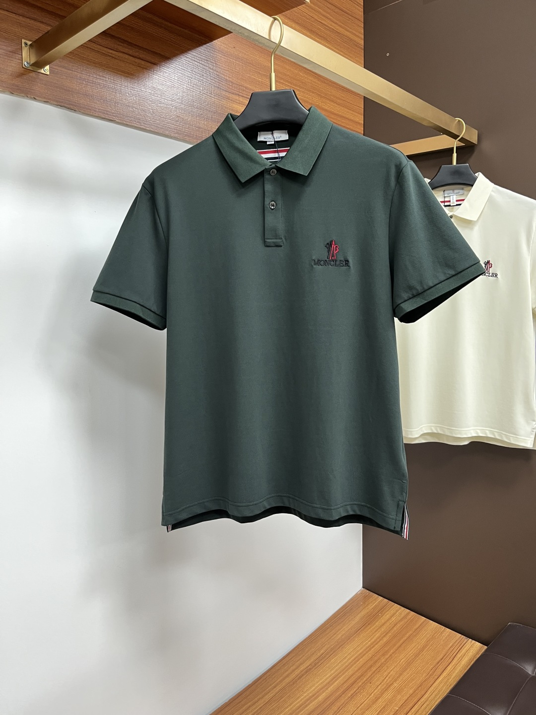 NO:455108,The classic Polo collar design of the spring and summer 2025 spring and summer, paired with simple single-breasted lines, neat and smooth lines, cleverly modifying the neck lines, showing elegant and gentlemanly style. The exquisite brand logo on the left chest adopts traceless pressing process, delicate and flat, and reveals luxurious texture in low-key, showing the brand's ingenuity and quality pursuit in the subtleties. Selected high-quality fabrics, soft and smooth, breathable, and comfortable and comfortable to wear. Whether it is to wear casual trousers to show professionalism and ability; or to combine them with jeans to create a daily look to create a relaxed and comfortable atmosphere, it can be perfectly adapted. AM helps you interpret diverse styles with a calm attitude and show your unique taste. Size M-3XL, Moncler, jeans, alexander wang19860909蒙口 2025春夏经典的Polo领设计,搭配简洁的单排扣,线条利落流畅,巧妙修饰颈部线条,彰显优雅绅士格调.左胸处精致的品牌标识,采用无痕压胶工艺,细腻而平整,低调间流露奢华质感,于细微之处展现品牌匠心与品质追求. 精选优质面料,触感柔软顺滑,透气性佳,穿着舒适自在.无论是搭配休闲西裤出席商务场合,展现专业干练；还是与牛仔裤组合打造日常造型,营造轻松惬意氛围,它都能完美适配,AM助你以从容姿态诠释多样风格,尽显独特品味. 尺码M-3XL,,Moncler,jeans,alexander wang,Men's clothing