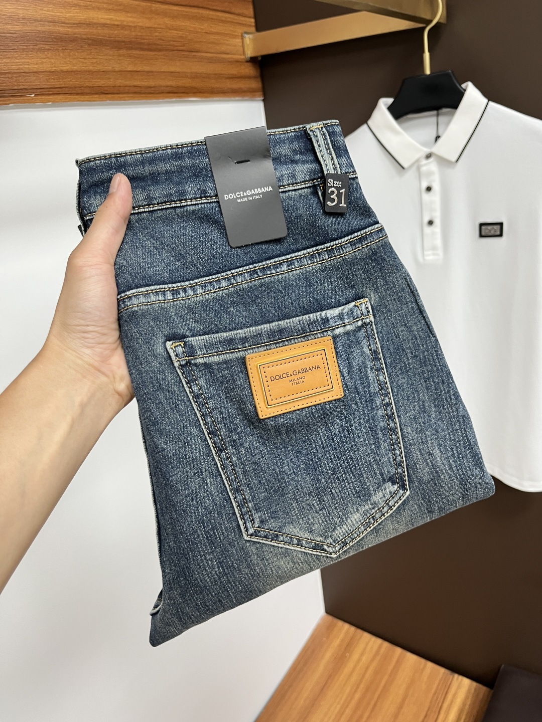 NO:523205,DG 2025ss Snake Year Summer New Year Jeans. Original 1:1 production, perfect choice for daily life, simple, atmospheric, fashionable and stylish, customized imported tannin fabric, heavy industry washing process, complex and exquisite workmanship. Easy to cater to the needs of all seasons, soft and elastic, smooth and neat, original auxiliary hardware, L10 upper body comfortable and easy to match, durable code number 29-38, jeans, alexander wang19860909DG 2025ss蛇年夏季贺岁款牛仔裤.原单1:1制作,日常必备的完美之选,简单大气亦时尚有型,定制进口丹宁面料 ,重工洗水工艺,做工复杂工艺精湛.轻松迎合四季需要,手感柔软带弹力,流畅利落,原版辅料五金,L10上身舒适非常易搭耐看码数29-38,,jeans,alexander wang,Men's clothing