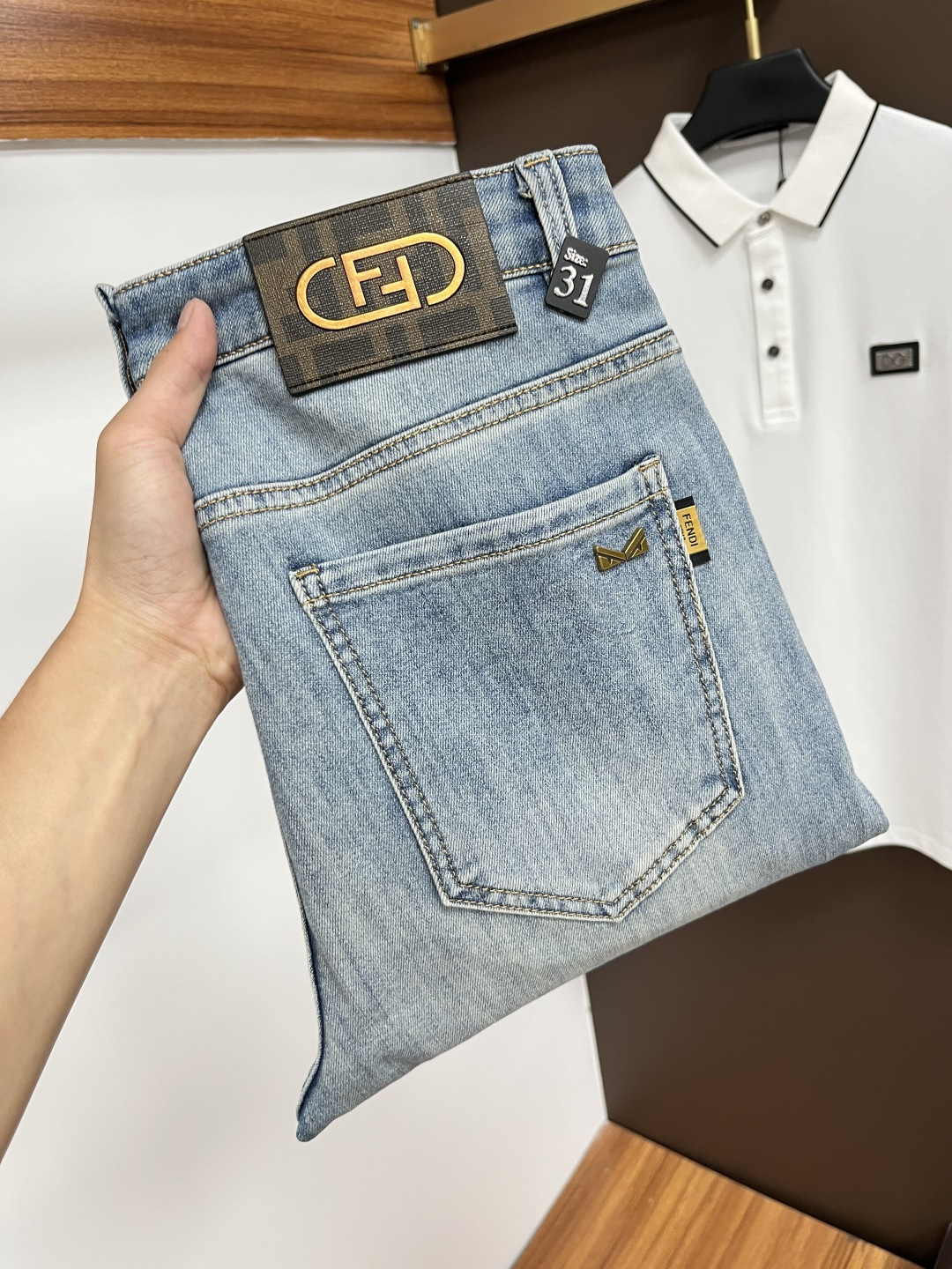 NO:523206,Fendi 2025ss Snake Year Summer New Year Jeans. Original 1:1 production, perfect choice for daily life, simple, atmospheric, fashionable and stylish, customized imported tannin fabric, heavy industry washing process, complex and exquisite workmanship. It is easy to meet the needs of all seasons, soft and elastic, smooth and neat, original auxiliary materials, L10 upper body comfortable and easy to match, durable code number 29-38, fendi, jeans, alexander wang19860909芬迪 2025ss蛇年夏季贺岁款牛仔裤.原单1:1制作,日常必备的完美之选,简单大气亦时尚有型,定制进口丹宁面料 ,重工洗水工艺,做工复杂工艺精湛.轻松迎合四季需要,手感柔软带弹力,流畅利落,原版辅料五金,L10上身舒适非常易搭耐看码数29-38,,fendi,jeans,alexander wang,Men's clothing