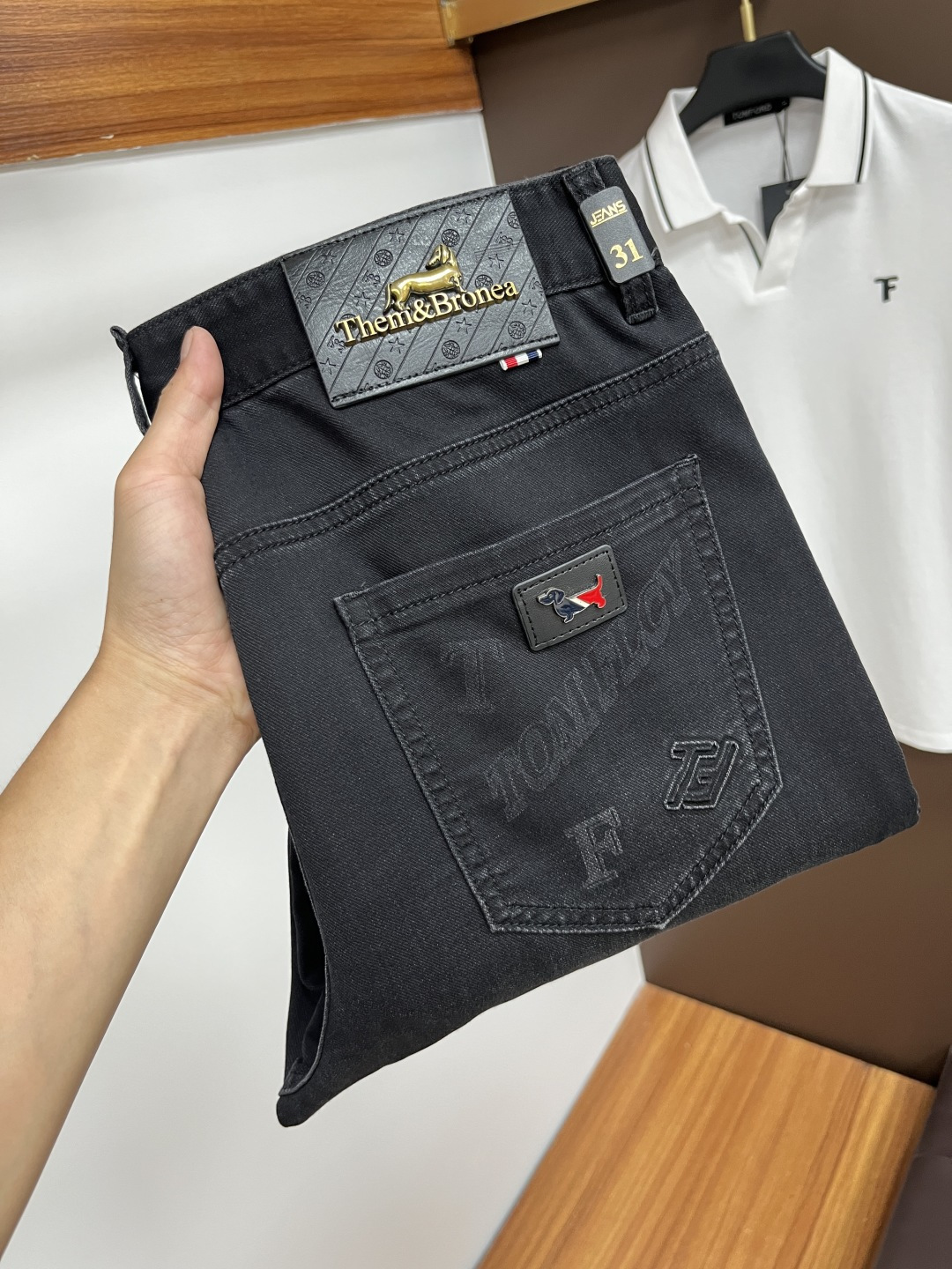 NO:523208,TB 2025ss Snake Year Summer New Year Jeans. Original 1:1 production, perfect choice for daily life, simple, elegant, fashionable and stylish, customized imported tannin fabric, heavy industry washing process, complex and exquisite workmanship. Easy to meet the needs of all seasons, soft and elastic, smooth and neat, original auxiliary hardware, L10 upper body comfortable and easy to match, durable code number 29-38, jeans, alexander wang19860909TB 2025ss蛇年夏季贺岁款牛仔裤.原单1:1制作,日常必备的完美之选,简单大气亦时尚有型,定制进口丹宁面料 ,重工洗水工艺,做工复杂工艺精湛.轻松迎合四季需要,手感柔软带弹力,流畅利落,原版辅料五金,L10上身舒适非常易搭耐看码数29-38,,jeans,alexander wang,Men's clothing