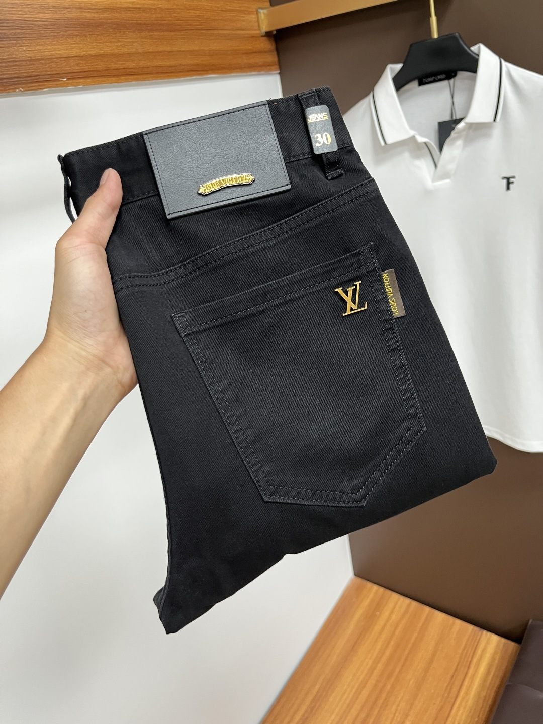 NO:523203,LV 2025ss Snake Year Summer New Year Jeans. Original 1:1 production, perfect choice for daily life, simple, atmospheric, fashionable and stylish, customized imported tannin fabric, heavy industry washing process, complex and exquisite workmanship. Easy to meet the needs of all seasons, soft and elastic, smooth and neat, original auxiliary materials, L10 upper body comfortable and easy to match, durable code number 29-38,,louis vuitton, jeans, alexander wang19860909LV 2025ss蛇年夏季贺岁款牛仔裤.原单1:1制作,日常必备的完美之选,简单大气亦时尚有型,定制进口丹宁面料 ,重工洗水工艺,做工复杂工艺精湛.轻松迎合四季需要,手感柔软带弹力,流畅利落,原版辅料五金,L10上身舒适非常易搭耐看码数29-38,,louis vuitton,jeans,alexander wang,Men's clothing