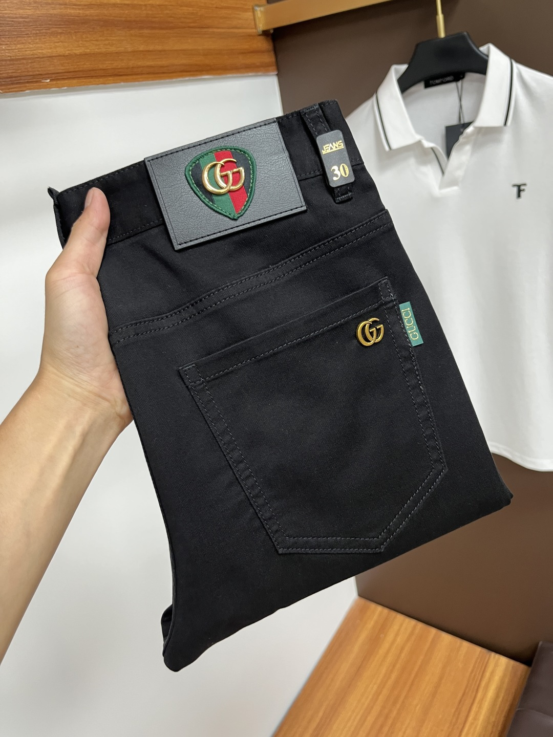 NO:483388,Guqi 2025ss Snake Summer New Year Jeans. Original 1:1 production, perfect choice for daily life, simple, elegant, fashionable and stylish, customized imported tannin fabric, heavy industry washing process, complex and exquisite workmanship. Easy to cater to the needs of all seasons, soft and elastic, smooth and neat, original auxiliary hardware, L10 upper body comfortable and easy to match, durable code number 29-38, jeans, alexander wang19860909古奇 2025ss蛇年夏季贺岁款牛仔裤.原单1:1制作,日常必备的完美之选,简单大气亦时尚有型,定制进口丹宁面料 ,重工洗水工艺,做工复杂工艺精湛.轻松迎合四季需要,手感柔软带弹力,流畅利落,原版辅料五金,L10上身舒适非常易搭耐看码数29-38,,jeans,alexander wang,Men's clothing