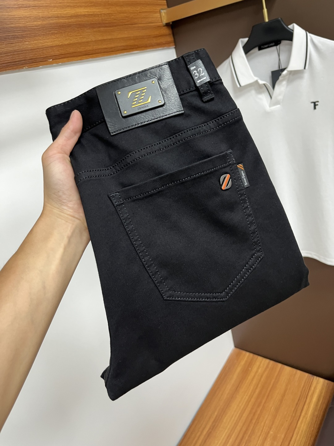 NO:483395,Jenia 2025ss Snake Summer New Year Jeans. Original 1:1 production, perfect choice for daily life, simple, atmospheric, fashionable and stylish, customized imported tannin fabric, heavy industry washing process, complex and exquisite workmanship. It is easy to meet the needs of all seasons, soft and elastic, smooth and neat, original auxiliary materials, L10 upper body comfortable and easy to match, durable code number 29-38, zegna, jeans, alexander wang19860909杰尼亚 2025ss蛇年夏季贺岁款牛仔裤.原单1:1制作,日常必备的完美之选,简单大气亦时尚有型,定制进口丹宁面料 ,重工洗水工艺,做工复杂工艺精湛.轻松迎合四季需要,手感柔软带弹力,流畅利落,原版辅料五金,L10上身舒适非常易搭耐看码数29-38,,zegna,jeans,alexander wang,Men's clothing