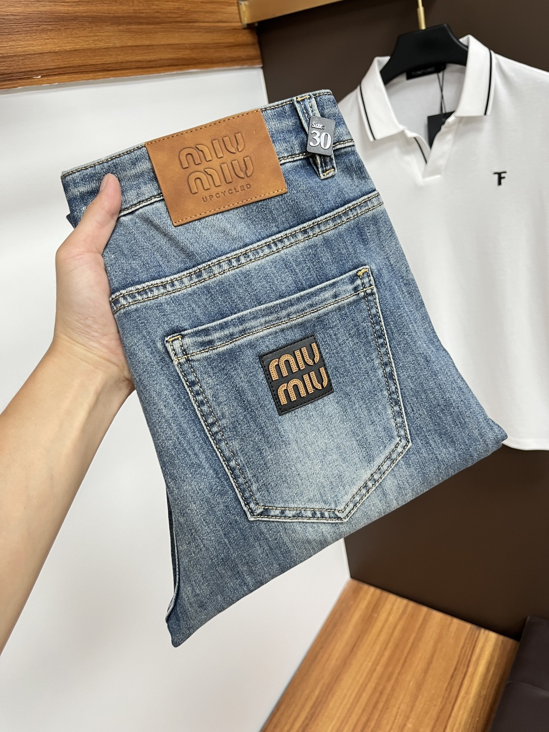 NO:483402,Miumiu 2025ss Snake Year Summer New Year Jeans. Original 1:1 production, perfect choice for daily life, simple, atmospheric, fashionable and stylish, customized imported tannin fabric, heavy industry washing process, complex and exquisite workmanship. It is easy to meet the needs of all seasons, soft and elastic, smooth and neat, original auxiliary hardware, L10 upper body comfortable and easy to match, durable code number 29-38,,miumiu, jeans, alexander wang19860909miumiu 2025ss蛇年夏季贺岁款牛仔裤.原单1:1制作,日常必备的完美之选,简单大气亦时尚有型,定制进口丹宁面料 ,重工洗水工艺,做工复杂工艺精湛.轻松迎合四季需要,手感柔软带弹力,流畅利落,原版辅料五金,L10上身舒适非常易搭耐看码数29-38,,miumiu,jeans,alexander wang,Men's clothing