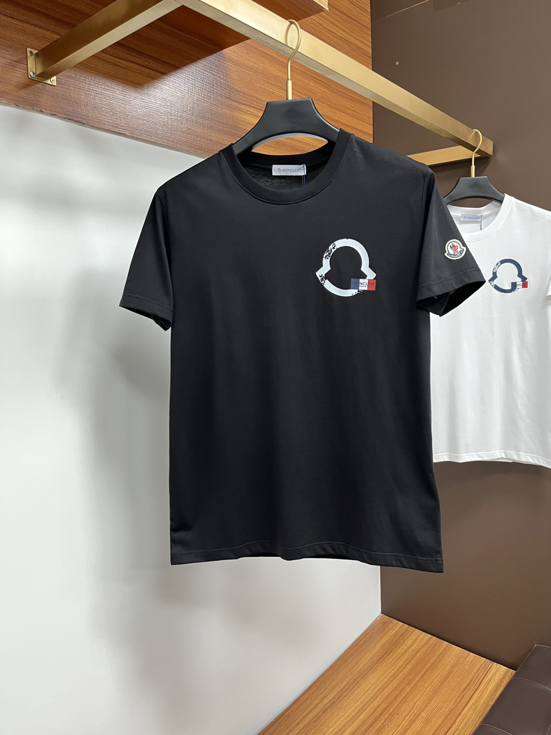 NO:483331,The 2025 spring and summer new short-sleeved T-shirt for men and women, trendy light luxury new products are available. Original single replica product, high-end quality, the highest version of the market, Milan fashion designer model, sneak peek, exclusive on-site sale; original exclusive cotton fabric is available for customers!  Customized logo pattern printing design, excellent upper body effect, comfortable and close to the body to show temperament!  Code number M-4XL, Moncler, T-shirt,tees, t-shirt,alexander wang19860909蒙口 2025春夏新款男女同款情侣短袖T恤,潮流轻奢新品登场 原单复刻产物 高端品质 市场最高版本 米兰时装设计师款 先睹为快,独家现货发售；客供原版专属纯棉面料！定制logo图案印花设计,上身效果超赞,舒适贴身彰显气质！码数M-4XL,,Moncler,T-shirt,tees，t-shirt,alexander wang,Men's clothing