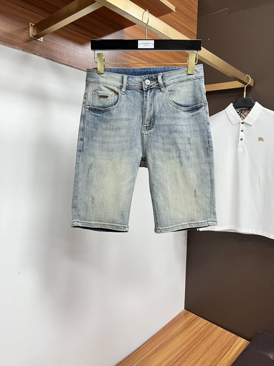 NO:476593,Burberry's official counter is available at the same time, original singles are ruthless, super stylish 5-point denim shorts Customized original washing denim fabric, unique design, top-grade printing craft letter pattern logo, original hardware and auxiliary decoration, extremely top-notch jeans, the materials and craftsmanship are extremely luxurious and exquisite, the grade is extremely high, the upper body is handsome and stylish, SS recommendation, digits 29-38, burberry, shorts, jeans, alexander wang19860909巴宝莉 官网专柜同步有售,原单狠货,超级有范儿的一款5分牛仔短裤 定制原版水洗牛仔面料,独特设计,顶级印花工艺字母图案logo,原版五金辅料装饰,极为翘楚的一款牛仔裤,用料与工艺都极致奢华精湛,档次极高,上身帅气有型,SS推荐,码数29—38,,burberry,shorts,jeans,alexander wang,Men's clothing