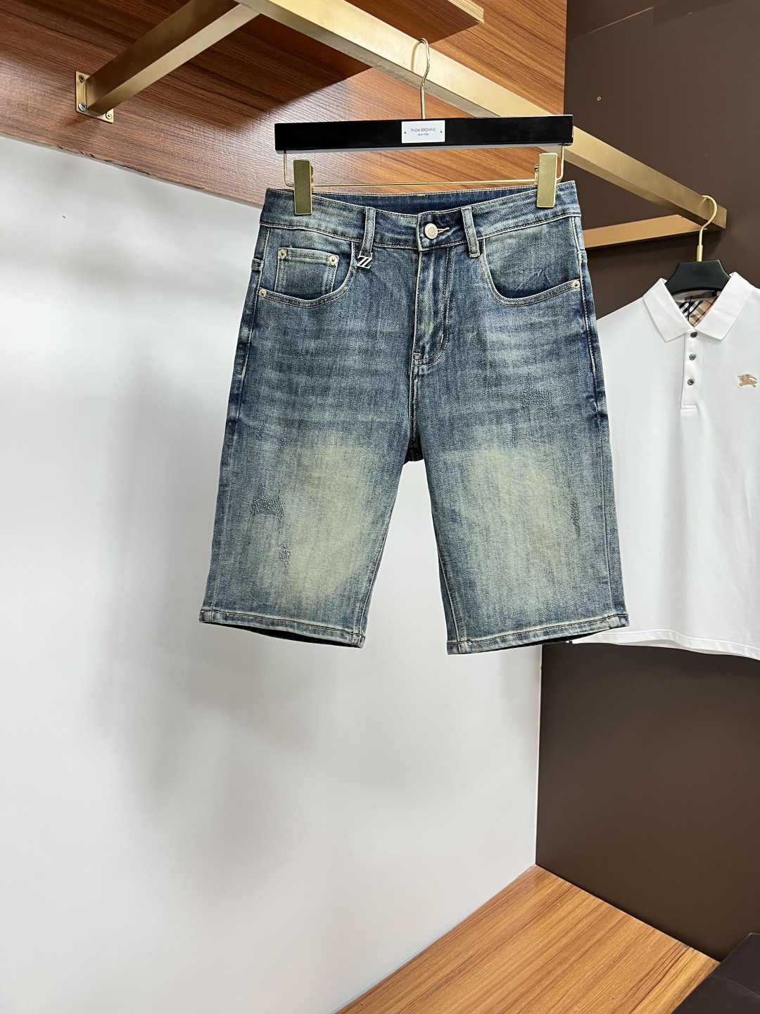 NO:476597,Jenia's official website counter is available at the same time, original singles are ruthless, super stylish 5-point denim shorts Customized original washing denim fabric, unique design, top-grade printing craft letter pattern logo, original hardware and auxiliary decoration, extremely top-notch jeans, the materials and craftsmanship are extremely luxurious and exquisite, the grade is extremely high, the upper body is handsome and stylish, SS recommendation, digits 29-38, zegna, shorts, jeans, alexander wang19860909杰尼亚 官网专柜同步有售,原单狠货,超级有范儿的一款5分牛仔短裤 定制原版水洗牛仔面料,独特设计,顶级印花工艺字母图案logo,原版五金辅料装饰,极为翘楚的一款牛仔裤,用料与工艺都极致奢华精湛,档次极高,上身帅气有型,SS推荐,码数29—38,,zegna,shorts,jeans,alexander wang,Men's clothing