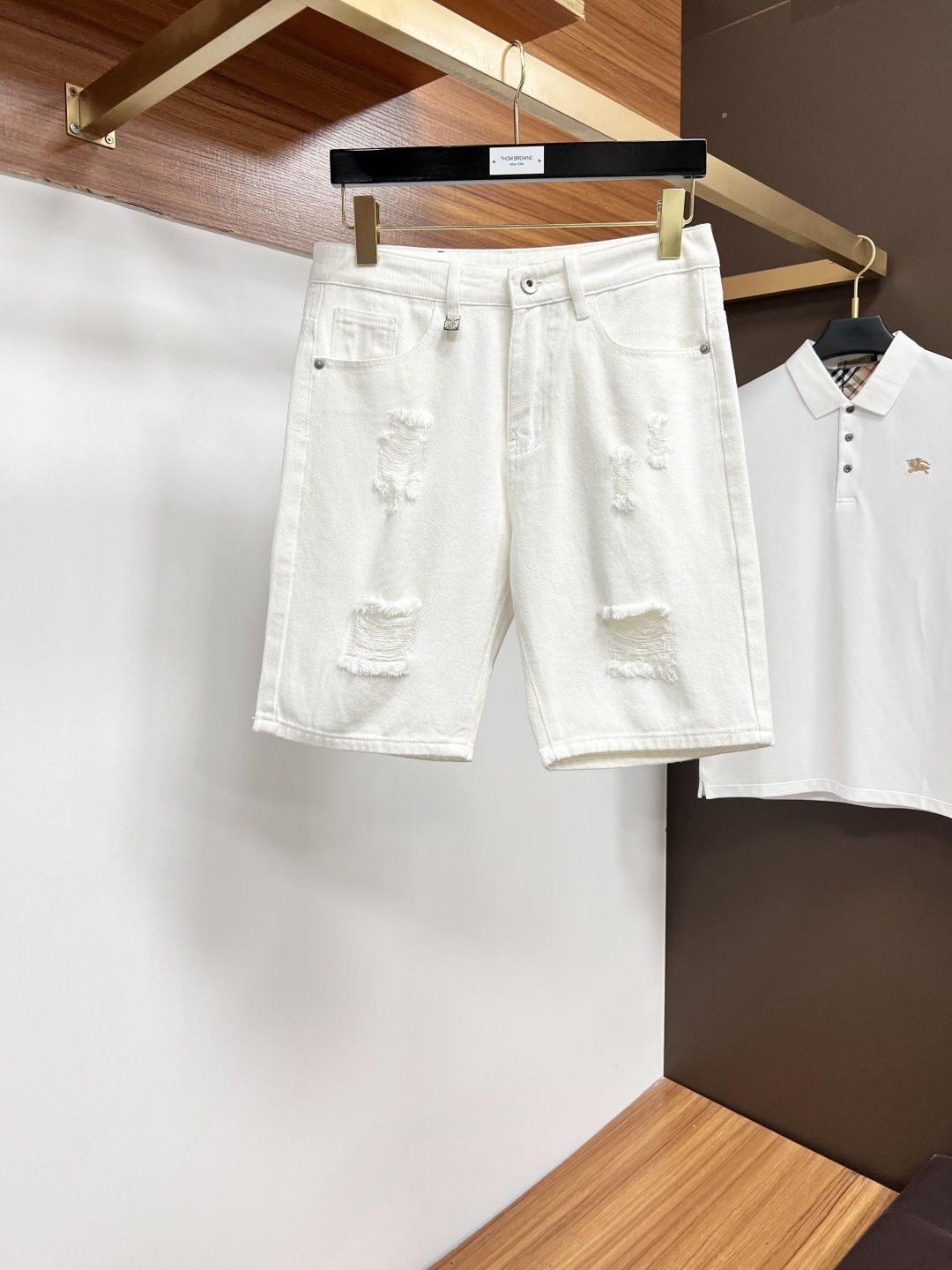 NO:476602,Hermes official counter is available at the same time, original singles are ruthless, super stylish 5-point denim shorts Customized original washing denim fabric, unique design, top-grade printing craft letter pattern logo, original hardware and auxiliary decoration, extremely top-notch jeans, the materials and craftsmanship are extremely luxurious and exquisite, the grade is extremely high, the upper body is handsome and stylish, SS recommendation, digits 29-38, hermes, shorts, jeans, alexander wang19860909爱马仕 官网专柜同步有售,原单狠货,超级有范儿的一款5分牛仔短裤 定制原版水洗牛仔面料,独特设计,顶级印花工艺字母图案logo,原版五金辅料装饰,极为翘楚的一款牛仔裤,用料与工艺都极致奢华精湛,档次极高,上身帅气有型,SS推荐,码数29—38,,hermes,shorts,jeans,alexander wang,Men's clothing