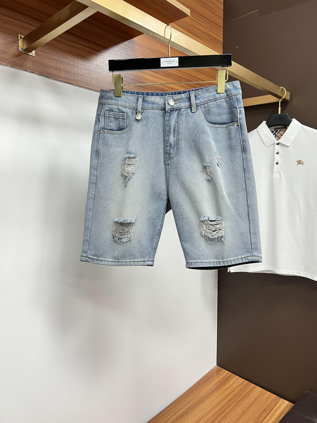 NO:476607,Versace is available for sale at the same time on the official website counter, original singles, super stylish 5-point denim shorts Customized original washing denim fabric, unique design, top-grade printing craft letter pattern logo, original hardware and auxiliary decoration, extremely superior jeans, the materials and craftsmanship are extremely luxurious and exquisite, extremely high-end, handsome and stylish, SS recommendation, digits 29-38, versace, shorts, jeans, alexander wang19860909范思哲 官网专柜同步有售,原单狠货,超级有范儿的一款5分牛仔短裤 定制原版水洗牛仔面料,独特设计,顶级印花工艺字母图案logo,原版五金辅料装饰,极为翘楚的一款牛仔裤,用料与工艺都极致奢华精湛,档次极高,上身帅气有型,SS推荐,码数29—38,,versace,shorts,jeans,alexander wang,Men's clothing