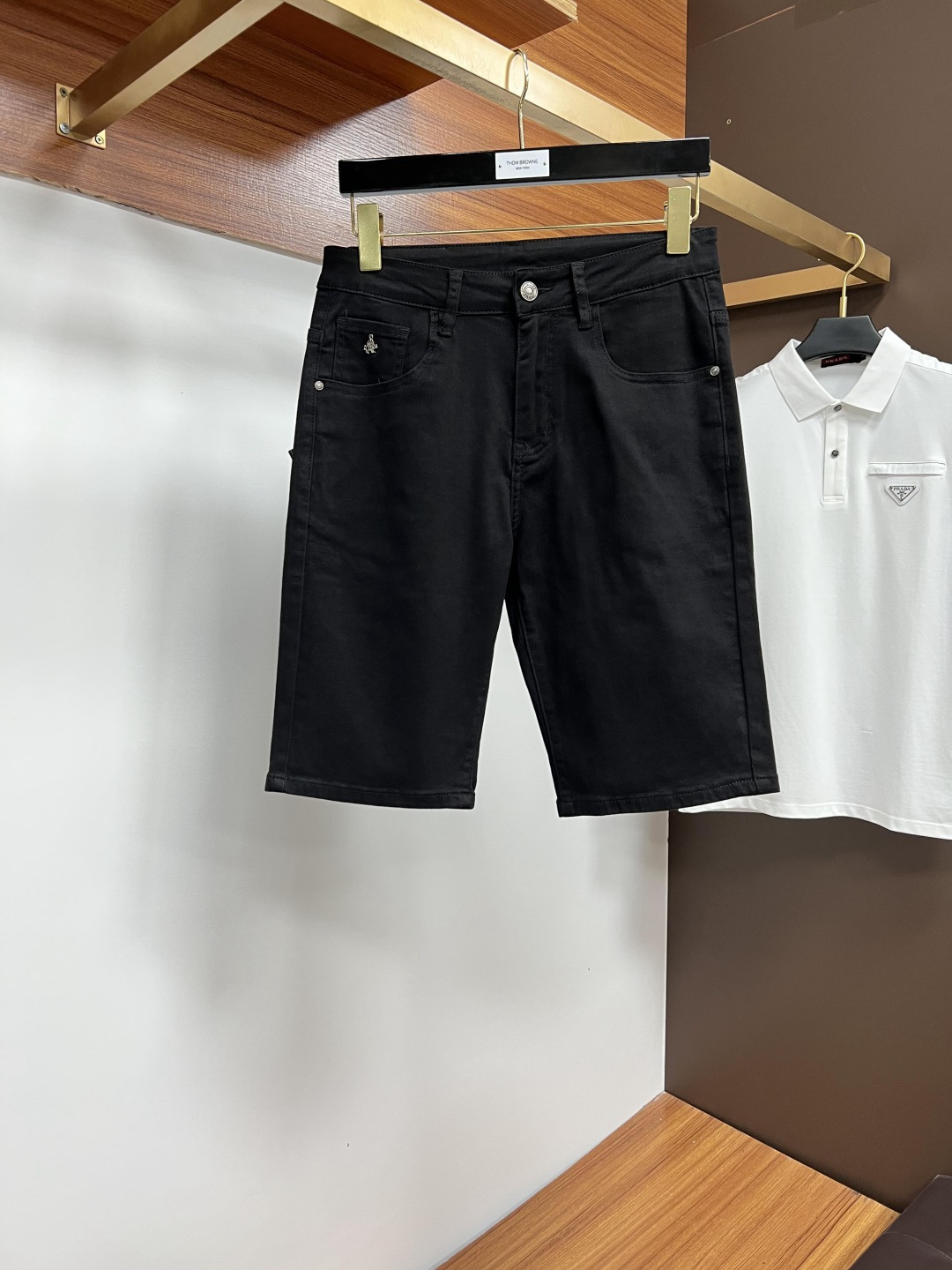 NO:476612,Prada official website counter is available at the same time, original singles are ruthless, super stylish 5-point denim shorts Customized original washing denim fabric, unique design, top-grade printing craft letter pattern logo, original hardware and auxiliary decoration, extremely superior jeans, the materials and craftsmanship are extremely luxurious and exquisite, extremely high-end, handsome and stylish, SS recommendation, digits 29-38,,prada, shorts, jeans, alexander wang19860909普拉达 官网专柜同步有售,原单狠货,超级有范儿的一款5分牛仔短裤 定制原版水洗牛仔面料,独特设计,顶级印花工艺字母图案logo,原版五金辅料装饰,极为翘楚的一款牛仔裤,用料与工艺都极致奢华精湛,档次极高,上身帅气有型,SS推荐,码数29—38,,prada,shorts,jeans,alexander wang,Men's clothing