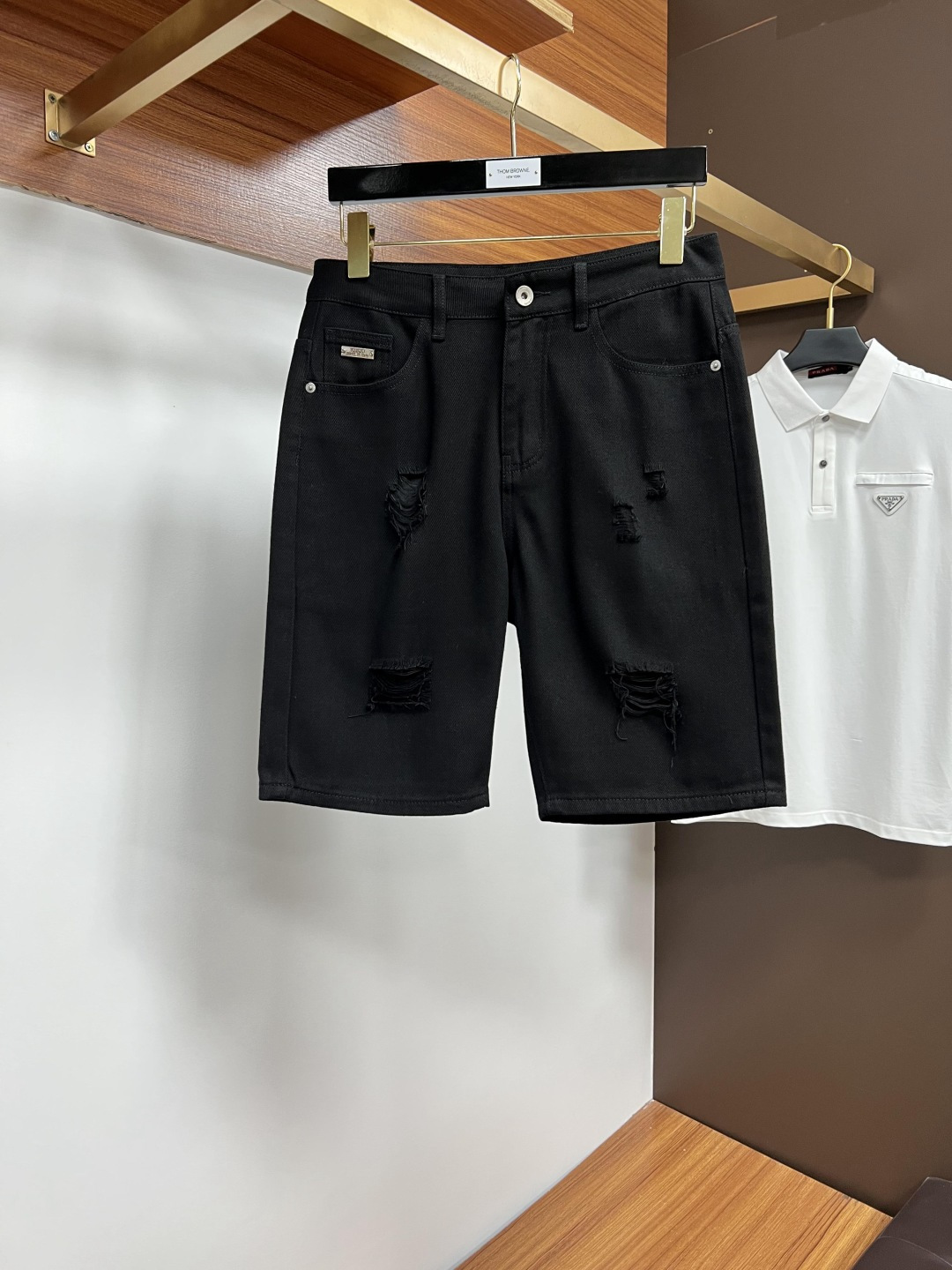 NO:476617,Guqi official website counter is available at the same time, original singles are ruthless, super stylish 5-point denim shorts Customized original washing denim fabric, unique design, top-grade printing craft letter pattern logo, original hardware and auxiliary decoration, extremely top-notch jeans, the materials and craftsmanship are extremely luxurious and exquisite, extremely high-end, handsome and stylish, SS recommendation, digits 29-38, shorts, jeans, alexander wang19860909古奇 官网专柜同步有售,原单狠货,超级有范儿的一款5分牛仔短裤 定制原版水洗牛仔面料,独特设计,顶级印花工艺字母图案logo,原版五金辅料装饰,极为翘楚的一款牛仔裤,用料与工艺都极致奢华精湛,档次极高,上身帅气有型,SS推荐,码数29—38,,shorts,jeans,alexander wang,Men's clothing