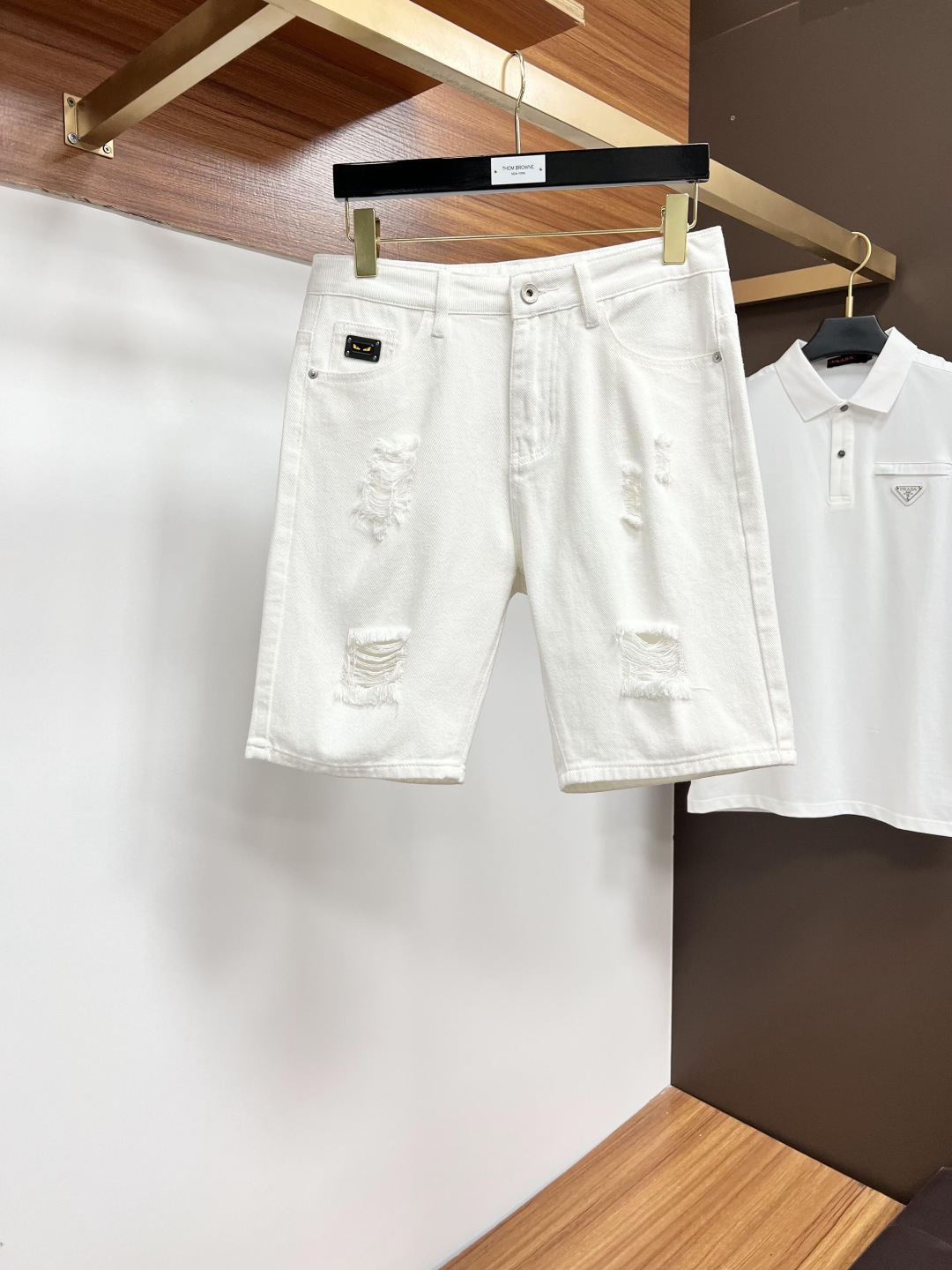 NO:476620,Fendi's official counter is available at the same time, original singles are ruthless, super stylish 5-point denim shorts Customized original washing denim fabric, unique design, top-grade printing craft letter pattern logo, original hardware and auxiliary decoration, extremely top-notch jeans, the materials and craftsmanship are extremely luxurious and exquisite, the grade is extremely high, the upper body is handsome and stylish, SS recommendation, digits 29-38,,fendi, shorts, jeans, alexander wang19860909芬迪 官网专柜同步有售,原单狠货,超级有范儿的一款5分牛仔短裤 定制原版水洗牛仔面料,独特设计,顶级印花工艺字母图案logo,原版五金辅料装饰,极为翘楚的一款牛仔裤,用料与工艺都极致奢华精湛,档次极高,上身帅气有型,SS推荐,码数29—38,,fendi,shorts,jeans,alexander wang,Men's clothing