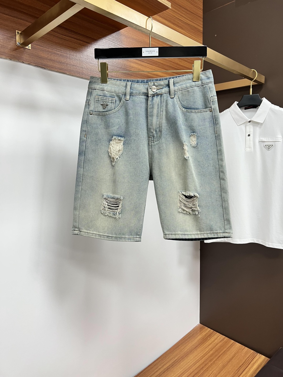 NO:476628,Dior official website counter is available at the same time, original singles are ruthless, super stylish 5-point denim shorts Customized original washing denim fabric, unique design, top-grade printing craft letter pattern logo, original hardware and auxiliary decoration, extremely superior jeans, the materials and craftsmanship are extremely luxurious and exquisite, extremely high-end, handsome and stylish, SS recommendation, digits 29-38,,dior, shorts, jeans, alexander wang19860909迪奥 官网专柜同步有售,原单狠货,超级有范儿的一款5分牛仔短裤 定制原版水洗牛仔面料,独特设计,顶级印花工艺字母图案logo,原版五金辅料装饰,极为翘楚的一款牛仔裤,用料与工艺都极致奢华精湛,档次极高,上身帅气有型,SS推荐,码数29—38,,dior,shorts,jeans,alexander wang,Men's clothing