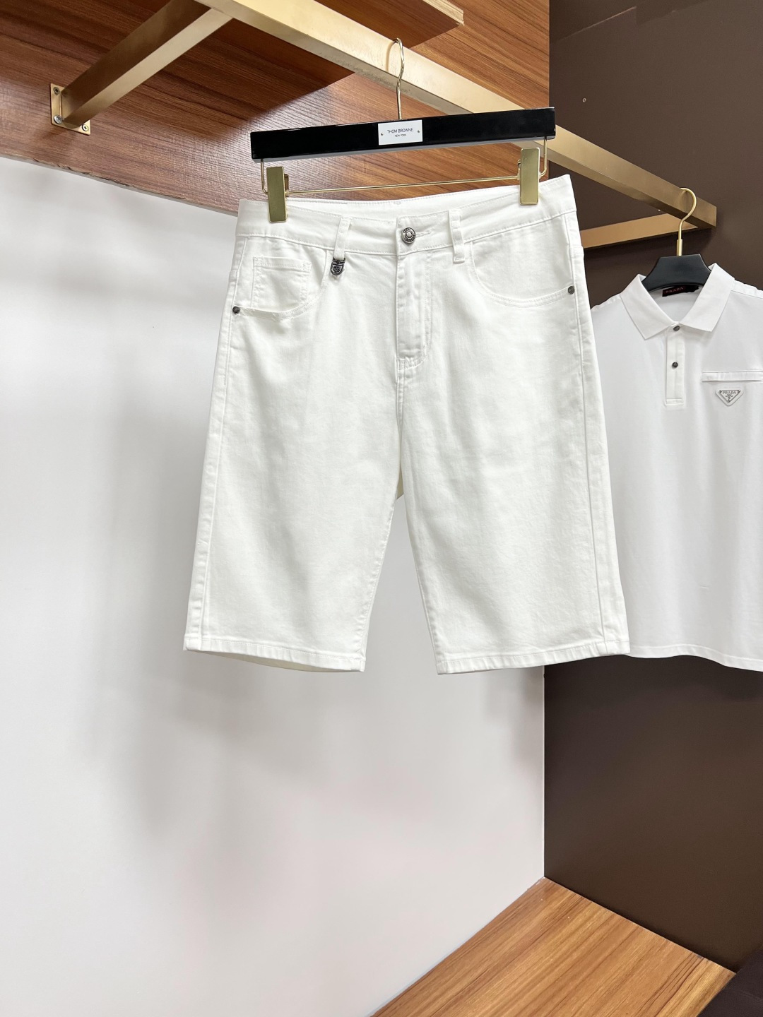 NO:476635,Guqi official website counter is available at the same time, original singles are ruthless, super stylish 5-point denim shorts Customized original washing denim fabric, unique design, top-grade printing craft letter pattern logo, original hardware and auxiliary decoration, extremely top-notch jeans, the materials and craftsmanship are extremely luxurious and exquisite, extremely high-end, handsome and stylish, SS recommendation, digits 29-38, shorts, jeans, alexander wang19860909古奇 官网专柜同步有售,原单狠货,超级有范儿的一款5分牛仔短裤 定制原版水洗牛仔面料,独特设计,顶级印花工艺字母图案logo,原版五金辅料装饰,极为翘楚的一款牛仔裤,用料与工艺都极致奢华精湛,档次极高,上身帅气有型,SS推荐,码数29—38,,shorts,jeans,alexander wang,Men's clothing