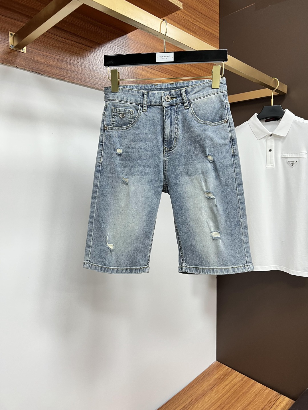 NO:476652,Dior official website counter is available at the same time, original singles are ruthless, super stylish 5-point denim shorts Customized original washing denim fabric, unique design, top-grade printing craft letter pattern logo, original hardware and auxiliary decoration, extremely superior jeans, the materials and craftsmanship are extremely luxurious and exquisite, extremely high-end, handsome and stylish, SS recommendation, digits 29-38,,dior, shorts, jeans, alexander wang19860909迪奥 官网专柜同步有售,原单狠货,超级有范儿的一款5分牛仔短裤 定制原版水洗牛仔面料,独特设计,顶级印花工艺字母图案logo,原版五金辅料装饰,极为翘楚的一款牛仔裤,用料与工艺都极致奢华精湛,档次极高,上身帅气有型,SS推荐,码数29—38,,dior,shorts,jeans,alexander wang,Men's clothing