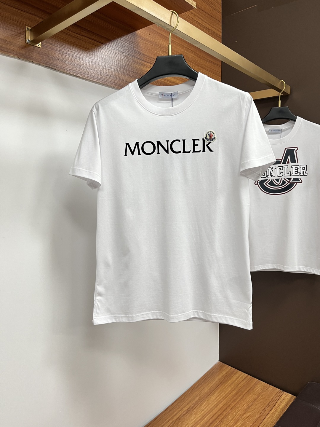 NO:476659,The 2025 spring and summer new short-sleeved T-shirt for men and women, trendy light luxury new products are available. Original single replica product, high-end quality, the highest version of the market, Milan fashion designer model, sneak peek, exclusive on-site sale; original exclusive cotton fabric is available for customers!  Customized logo pattern printing design, excellent upper body effect, comfortable and close to the body to show temperament!  Code number M-4XL, Moncler, T-shirt,tees, t-shirt,alexander wang19860909蒙口 2025春夏新款男女同款情侣短袖T恤,潮流轻奢新品登场 原单复刻产物 高端品质 市场最高版本 米兰时装设计师款 先睹为快,独家现货发售；客供原版专属纯棉面料！定制logo图案印花设计,上身效果超赞,舒适贴身彰显气质！码数M-4XL,,Moncler,T-shirt,tees，t-shirt,alexander wang,Men's clothing