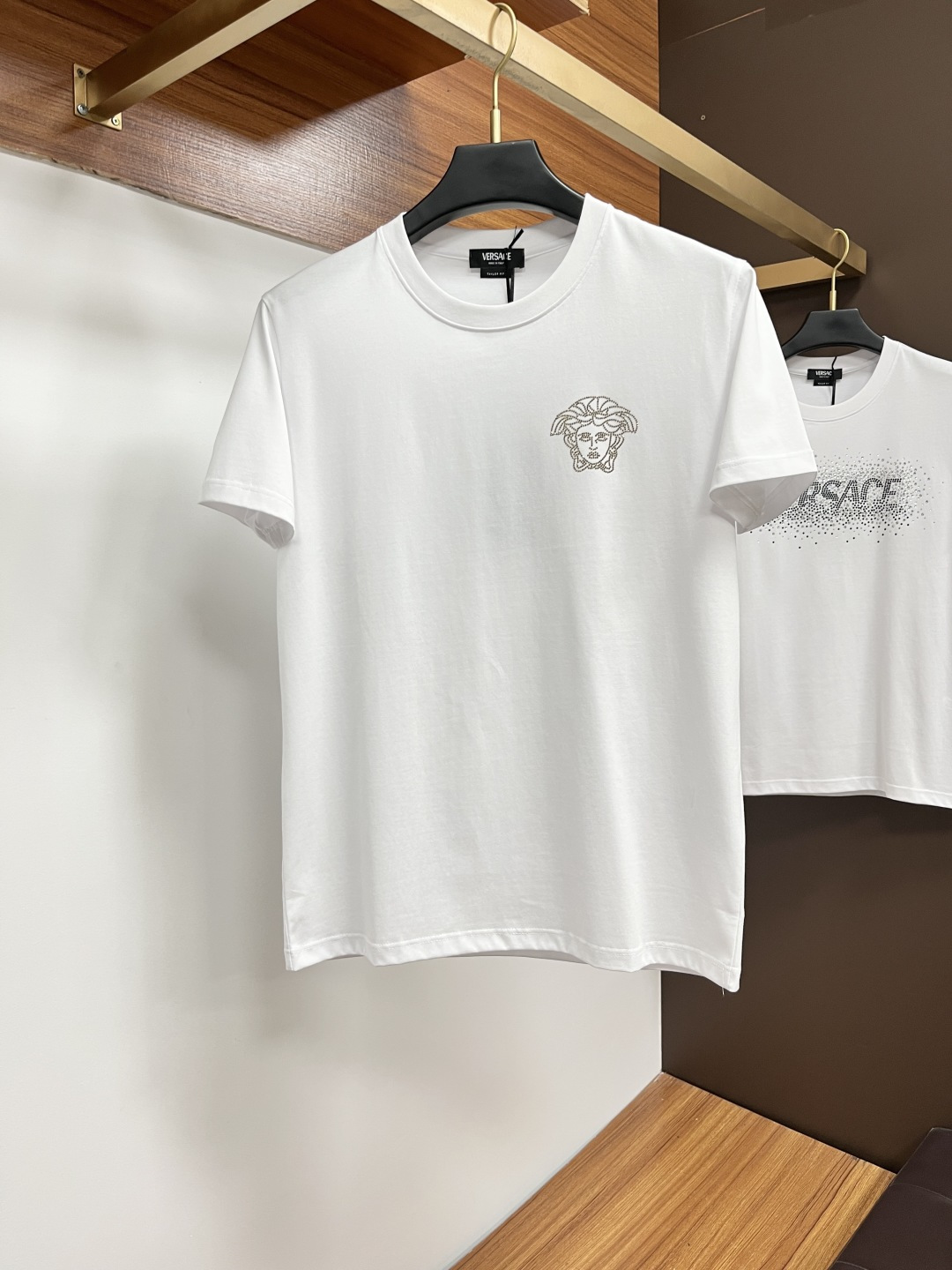 NO:476668,Versace 2025 spring and summer new short-sleeved T-shirt for couples, trendy light luxury new products debut, original single replica product, high-end quality, highest version in the market, Milan fashion designer model, sneak peek, exclusive on-site; original exclusive cotton fabrics are available for customers!  Customized logo pattern printing design, excellent upper body effect, comfortable and close to the body to show temperament!  Code number M-4XL, versace, T-shirt,tees, t-shirt,alexander wang19860909范思哲 2025春夏新款男女同款情侣短袖T恤,潮流轻奢新品登场 原单复刻产物 高端品质 市场最高版本 米兰时装设计师款 先睹为快,独家现货发售；客供原版专属纯棉面料！定制logo图案印花设计,上身效果超赞,舒适贴身彰显气质！码数M-4XL,,versace,T-shirt,tees，t-shirt,alexander wang,Men's clothing