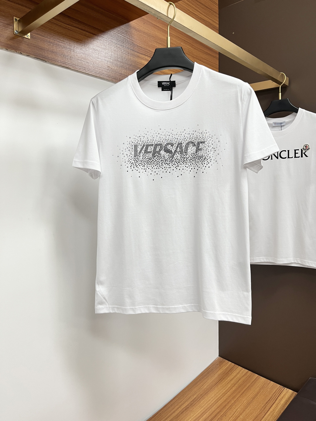 NO:518699,Versace 2025 spring and summer new short-sleeved T-shirt for couples, trendy light luxury new products debut, original single replica product, high-end quality, highest version in the market, Milan fashion designer model, sneak peek, exclusive on-site; original exclusive cotton fabrics are available for customers!  Customized logo pattern printing design, excellent upper body effect, comfortable and close to the body to show temperament!  Code number M-4XL, versace, T-shirt,tees, t-shirt,alexander wang19860909范思哲 2025春夏新款男女同款情侣短袖T恤,潮流轻奢新品登场 原单复刻产物 高端品质 市场最高版本 米兰时装设计师款 先睹为快,独家现货发售；客供原版专属纯棉面料！定制logo图案印花设计,上身效果超赞,舒适贴身彰显气质！码数M-4XL,,versace,T-shirt,tees，t-shirt,alexander wang,Men's clothing