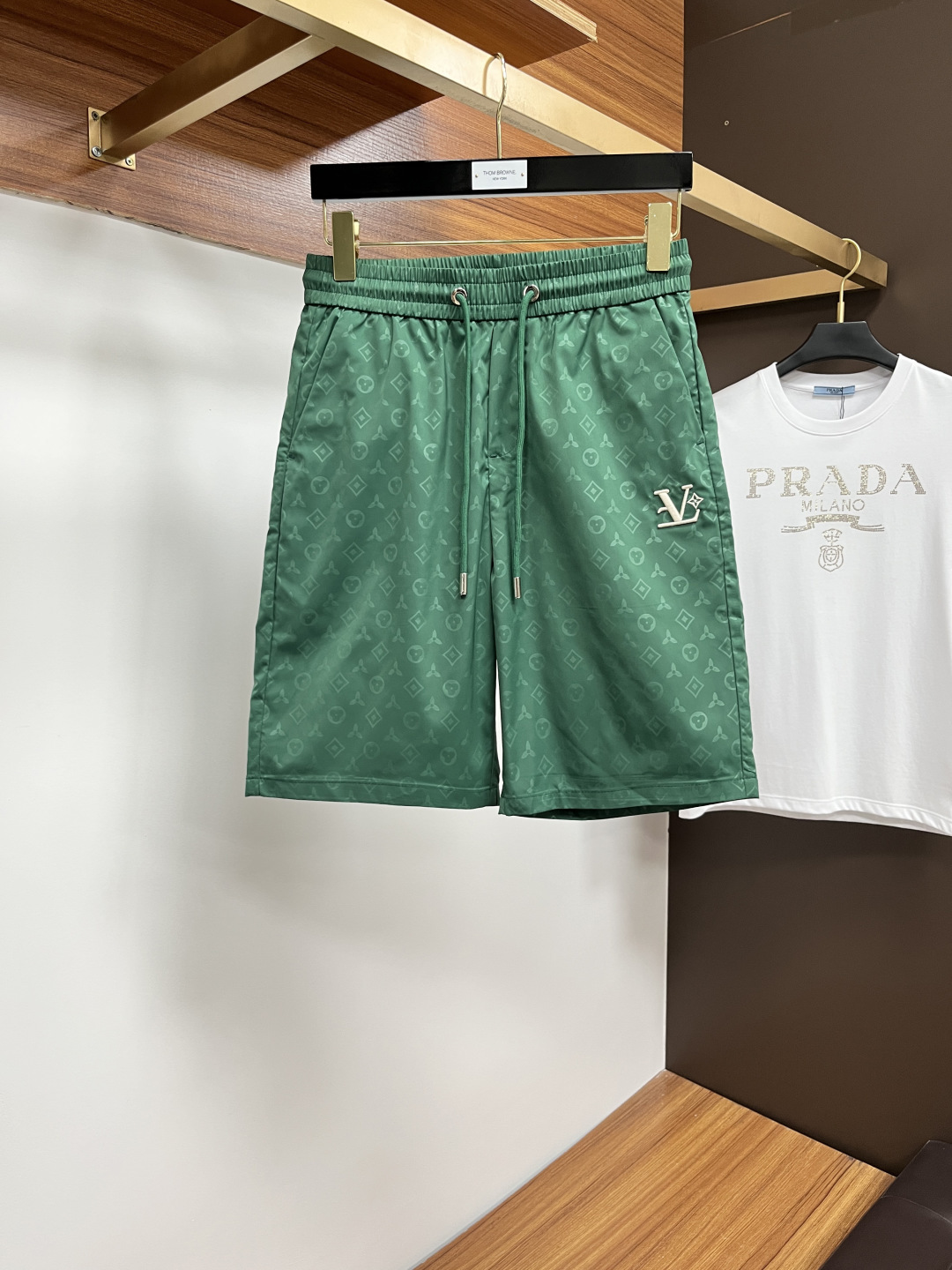 NO:453404,LV official website counter is available simultaneously, original singles, super stylish casual shorts. Customized original fabric, unique design, top-grade printed craft letter pattern logo, original hardware and auxiliary decoration, extremely top-notch shorts, extremely luxurious and exquisite materials and craftsmanship, extremely high-end, handsome and stylish, L35 recommended, 29-38,, louis vuitton, shorts, alexander wang19860909LV 官网专柜同步有售,原单狠货,超级有范儿的一款休闲短裤 定制原版面料,独特设计,顶级印花工艺字母图案logo,原版五金辅料装饰,极为翘楚的一款短裤,用料与工艺都极致奢华精湛,档次极高,上身帅气有型,L35推荐,码数29-38,,louis vuitton,shorts,alexander wang,Men's clothing