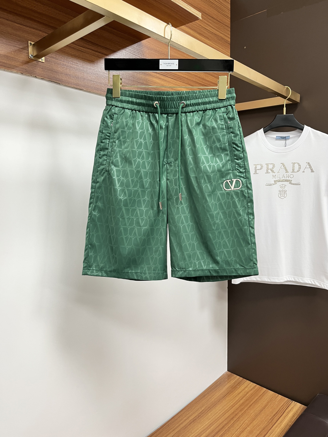 NO:459148,Valentino official website counter is available at the same time, original singles are ruthless, super stylish casual shorts Customized original fabric, unique design, top-level printed craft letter pattern logo, original hardware and auxiliary decoration, extremely top-notch shorts, extremely luxurious and exquisite materials and craftsmanship, extremely high-end, handsome and stylish, L35 recommended, 29-38, valentino, shorts, alexander wang19860909华伦天奴 官网专柜同步有售,原单狠货,超级有范儿的一款休闲短裤 定制原版面料,独特设计,顶级印花工艺字母图案logo,原版五金辅料装饰,极为翘楚的一款短裤,用料与工艺都极致奢华精湛,档次极高,上身帅气有型,L35推荐,码数29-38,,valentino,shorts,alexander wang,Men's clothing