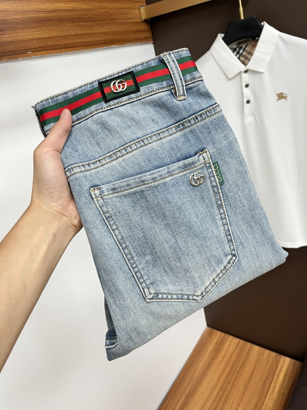 NO:503301,Guqi The latest jeans in summer 2025 are stress-free when entering and leaving the store. Hot-selling counters. Taste and value are shared. They are very comfortable to wear. Low-key and luxurious. They are very classy when worn. There is no need to say much about the style and cutting of the pants. The upper body is exquisite and vivid. The truly first-class quality is a top-notch material. The real palace-grade casual pants are made of Turkey cotton and produce the most famous tannin fabric. The quality is excellent. The pants are soft after heavy washing. The straight-footed style is not picky. The upper body is absolutely stylish. L25 is extremely luxurious!  Size 29-38, jeans,alexander wang19860909古奇 2025年夏季最新品牛仔裤出入专卖店无压力 专柜热销款 品味与价值共享 身穿着非常舒适 低调不失奢华 穿出去非常有档次,裤型款式和裁剪亦无需多言 上身精致跃然.真正一等一顶级质料 真正殿堂级的休闲裤,选用土耳其的棉花 生产出最有名的单宁布 品质卓然 经过重水洗使得裤子很柔软 直脚的版型 不挑人 上身绝对的有型 L25 极度奢华！尺码29-38,,jeans,alexander wang,Men's clothing