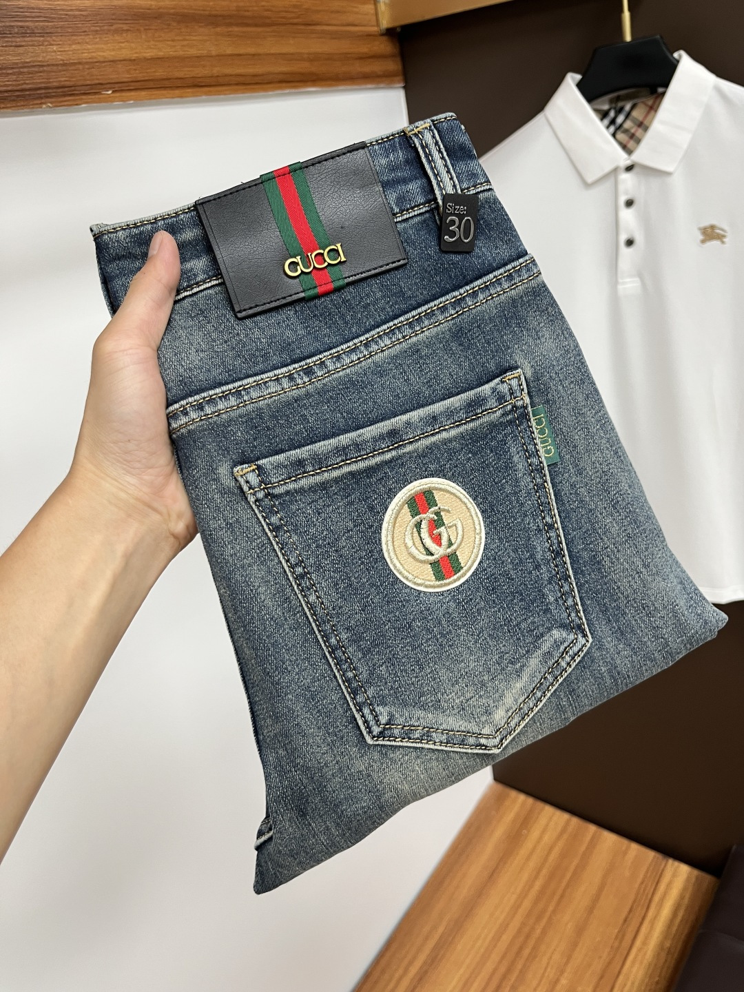 NO:465442,Guqi The latest jeans in summer 2025 are stress-free when entering and leaving the store. Hot-selling counters. Taste and value are shared. They are very comfortable to wear. Low-key and luxurious. They are very classy when worn. There is no need to say much about the style and cutting of the pants. The upper body is exquisite and vivid. The truly first-class quality is a top-notch material. The real palace-grade casual pants are made of Turkey cotton and produce the most famous tannin fabric. The quality is excellent. The pants are soft after heavy washing. The straight-footed style is not picky. The upper body is absolutely stylish. L25 is extremely luxurious!  Size 29-38, jeans,alexander wang19860909古奇 2025年夏季最新品牛仔裤出入专卖店无压力 专柜热销款 品味与价值共享 身穿着非常舒适 低调不失奢华 穿出去非常有档次,裤型款式和裁剪亦无需多言 上身精致跃然.真正一等一顶级质料 真正殿堂级的休闲裤,选用土耳其的棉花 生产出最有名的单宁布 品质卓然 经过重水洗使得裤子很柔软 直脚的版型 不挑人 上身绝对的有型 L25 极度奢华！尺码29-38,,jeans,alexander wang,Men's clothing