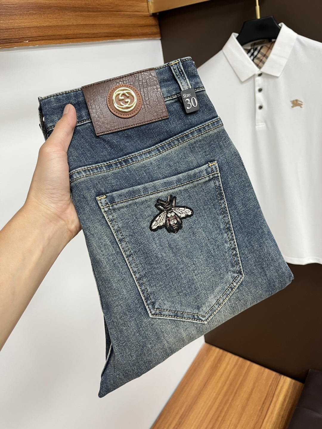 NO:457595,Guqi The latest jeans in summer 2025 are stress-free when entering and leaving the store. Hot-selling counters. Taste and value are shared. They are very comfortable to wear. Low-key and luxurious. They are very classy when worn. There is no need to say much about the style and cutting of the pants. The upper body is exquisite and vivid. The truly first-class quality is a top-notch material. The real palace-grade casual pants are made of Turkey cotton and produce the most famous tannin fabric. The quality is excellent. The pants are soft after heavy washing. The straight-footed style is not picky. The upper body is absolutely stylish. L25 is extremely luxurious!  Size 29-38, jeans,alexander wang19860909古奇 2025年夏季最新品牛仔裤出入专卖店无压力 专柜热销款 品味与价值共享 身穿着非常舒适 低调不失奢华 穿出去非常有档次,裤型款式和裁剪亦无需多言 上身精致跃然.真正一等一顶级质料 真正殿堂级的休闲裤,选用土耳其的棉花 生产出最有名的单宁布 品质卓然 经过重水洗使得裤子很柔软 直脚的版型 不挑人 上身绝对的有型 L25 极度奢华！尺码29-38,,jeans,alexander wang,Men's clothing