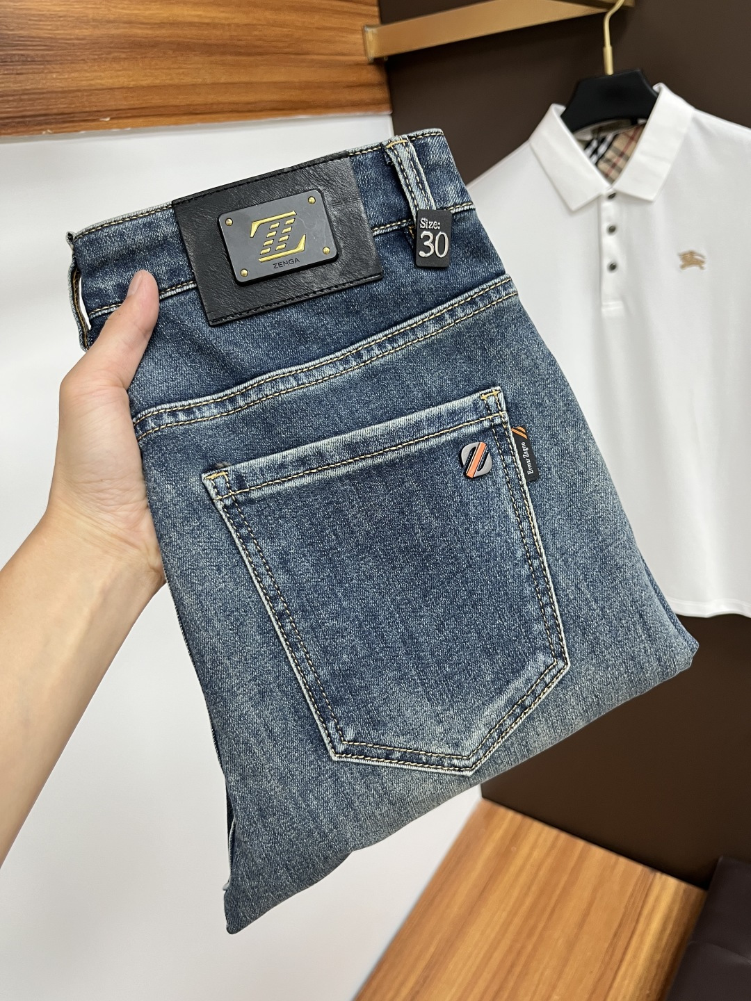 NO:457600,Jenia's latest summer 2025 jeans are stress-free when entering and leaving the store. The counter is popular. Taste and value are shared. It is very comfortable to wear. It is low-key and luxurious. It is very classy when worn. The trouser style and cutting are not too much. The upper body is exquisite and vivid. It is truly first-class and top-quality. The real palace-grade casual pants are made of Turkey cotton and produce the most famous tannin cloth. The quality is excellent. It is heavy washing and makes the pants very soft. The straight-footed style is not picky. The upper body is absolutely stylish. L25 is extremely luxurious!  Size 29-38, zegna, jeans, alexander wang19860909杰尼亚 2025年夏季最新品牛仔裤出入专卖店无压力 专柜热销款 品味与价值共享 身穿着非常舒适 低调不失奢华 穿出去非常有档次,裤型款式和裁剪亦无需多言 上身精致跃然.真正一等一顶级质料 真正殿堂级的休闲裤,选用土耳其的棉花 生产出最有名的单宁布 品质卓然 经过重水洗使得裤子很柔软 直脚的版型 不挑人 上身绝对的有型 L25 极度奢华！尺码29-38,,zegna,jeans,alexander wang,Men's clothing