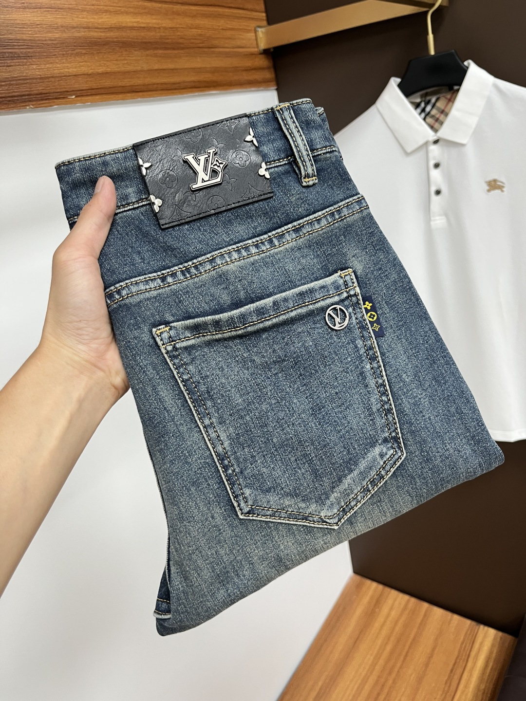 NO:457606,LV The latest jeans in summer 2025 are stress-free when entering and leaving the store. Hot-selling counters. Taste and value are shared. They are very comfortable to wear. Low-key and luxurious. They are very classy when worn. There is no need to say much about the style and cutting of the pants. The upper body is exquisite and vivid. The truly first-class quality is a top-notch material. The real palace-grade casual pants are made of Turkey cotton and produce the most famous tannin fabric. The quality is excellent. The pants are soft after heavy washing. The straight-footed style is not picky. The upper body is absolutely stylish. L25 is extremely luxurious!  Size 29-38, louis vuitton,jeans,alexander wang19860909LV 2025年夏季最新品牛仔裤出入专卖店无压力 专柜热销款 品味与价值共享 身穿着非常舒适 低调不失奢华 穿出去非常有档次,裤型款式和裁剪亦无需多言 上身精致跃然.真正一等一顶级质料 真正殿堂级的休闲裤,选用土耳其的棉花 生产出最有名的单宁布 品质卓然 经过重水洗使得裤子很柔软 直脚的版型 不挑人 上身绝对的有型 L25 极度奢华！尺码29-38,,louis vuitton,jeans,alexander wang,Men's clothing