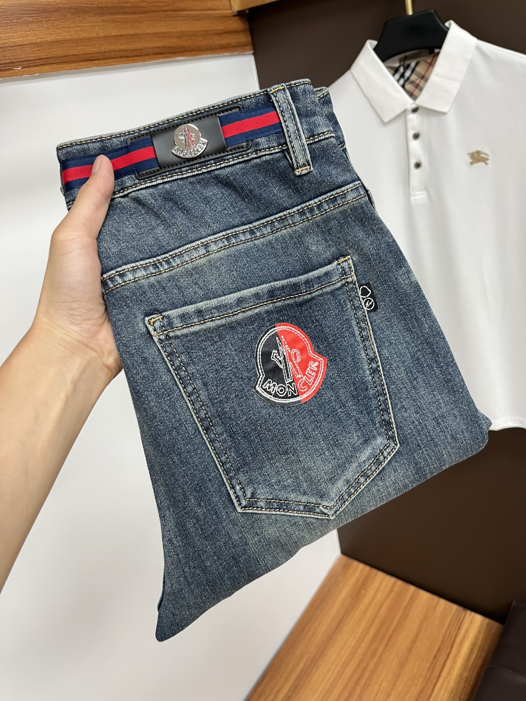 NO:457568,The latest jeans in summer 2025 are stress-free when entering and leaving the store. Hot-selling counters. Taste and value are shared. They are very comfortable to wear. Low-key and luxurious. They are very classy when worn. There is no need to say much about the style and cutting of the pants. The upper body is exquisite and vivid. The truly first-class quality is a top-notch material. The real palace-grade casual pants are made of Turkish cotton and produce the most famous tannin fabric. The quality is excellent. The pants are soft after heavy washing. The straight-footed style is not picky. The upper body is absolutely stylish. L25 is extremely luxurious!  Size 29-38, Moncler, jeans, alexander wang19860909蒙口 2025年夏季最新品牛仔裤出入专卖店无压力 专柜热销款 品味与价值共享 身穿着非常舒适 低调不失奢华 穿出去非常有档次,裤型款式和裁剪亦无需多言 上身精致跃然.真正一等一顶级质料 真正殿堂级的休闲裤,选用土耳其的棉花 生产出最有名的单宁布 品质卓然 经过重水洗使得裤子很柔软 直脚的版型 不挑人 上身绝对的有型 L25 极度奢华！尺码29-38,,Moncler,jeans,alexander wang,Men's clothing