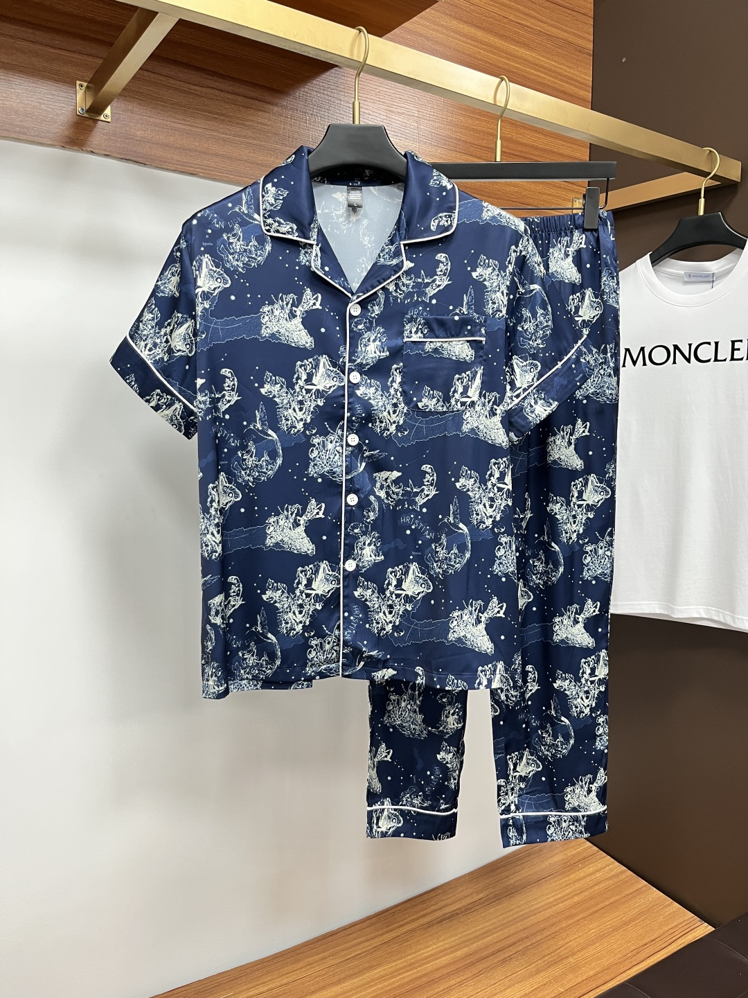 NO:483250,Dior couples' new summer style 2025 home clothes pajamas set, custom ice silk fabric for counter, breathable and comfortable, impeccable details, brand element design concept, reflecting high quality. It feels delicate and soft!  It is casually cut, with a great upper body style!  Number of code M-3XL Please report height and weight to place an order, dior, alexander wang19860909迪奥 情侣款 2025夏季新款 家居服 睡衣 套装,专柜定制冰丝面料 透气舒适度高,细节无可挑剔,品牌元素设计理念,体现高品质.手感细腻柔软！呈现休闲裁剪,上身版型超赞！码数M-3XL 下单请报身高体重,,dior,alexander wang,Men's clothing