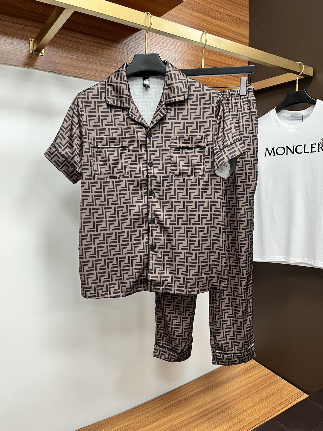 NO:483257,Fendi Couple Model 2025 Summer New Home Clothing Pajamas Set, Customized Ice Wire Fabric for counter, breathable and comfortable, impeccable details, brand element design concept, reflecting high quality. It feels delicate and soft!  It is casually cut, with a great upper body style!  Number of code M-3XL Please report height and weight by placing an order, fendi, alexander wang19860909芬迪 情侣款 2025夏季新款 家居服 睡衣 套装,专柜定制冰丝面料 透气舒适度高,细节无可挑剔,品牌元素设计理念,体现高品质.手感细腻柔软！呈现休闲裁剪,上身版型超赞！码数M-3XL 下单请报身高体重,,fendi,alexander wang,Men's clothing