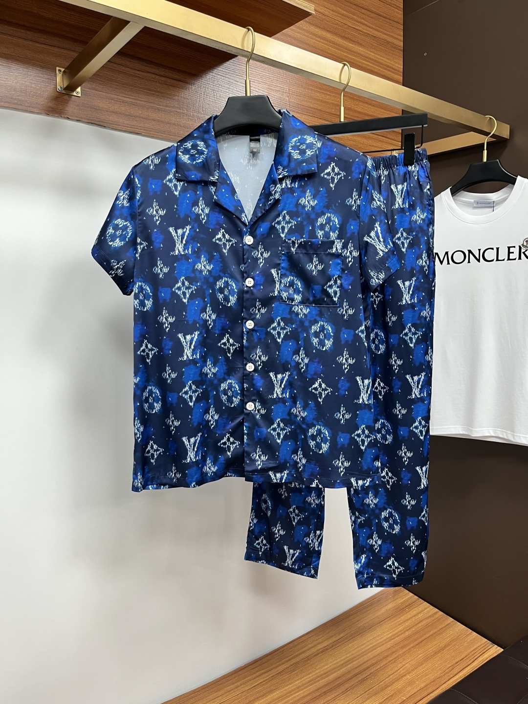 NO:483264,LV couples' new summer style 2025 home clothes pajamas set, custom ice silk fabric for counter, breathable and comfortable, impeccable details, brand element design concept, reflecting high quality. It feels delicate and soft!  It is casually cut, with a great upper body style!  Number of code M-3XL Please report height and weight by placing an order, louis vuitton,alexander wang19860909LV 情侣款 2025夏季新款 家居服 睡衣 套装,专柜定制冰丝面料 透气舒适度高,细节无可挑剔,品牌元素设计理念,体现高品质.手感细腻柔软！呈现休闲裁剪,上身版型超赞！码数M-3XL 下单请报身高体重,,louis vuitton,alexander wang,Men's clothing