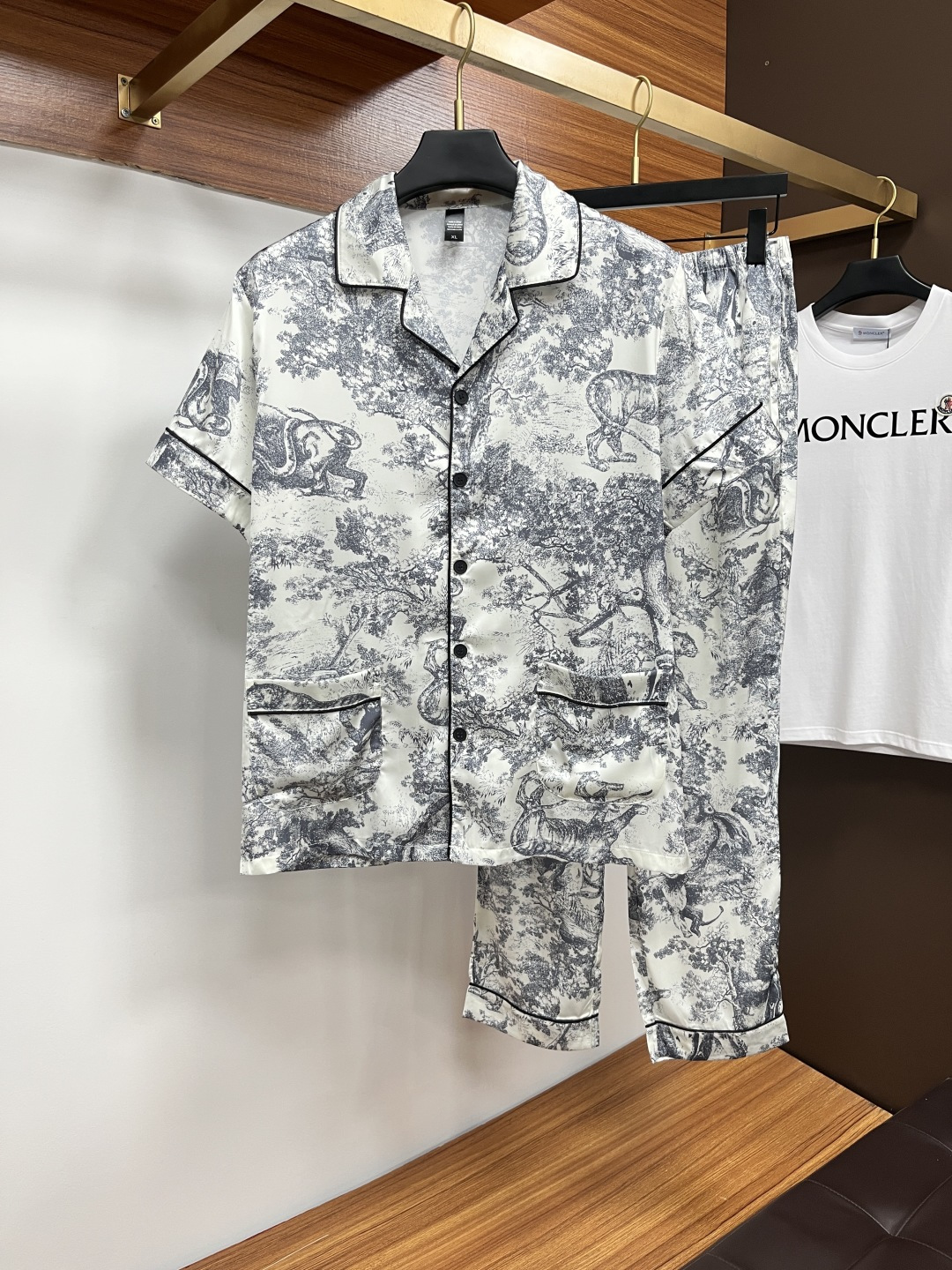 NO:483267,Dior couples' new summer style 2025 home clothes pajamas set, custom ice silk fabric for counter, breathable and comfortable, impeccable details, brand element design concept, reflecting high quality. It feels delicate and soft!  It is casually cut, with a great upper body style!  Number of code M-3XL Please report height and weight to place an order, dior, alexander wang19860909迪奥 情侣款 2025夏季新款 家居服 睡衣 套装,专柜定制冰丝面料 透气舒适度高,细节无可挑剔,品牌元素设计理念,体现高品质.手感细腻柔软！呈现休闲裁剪,上身版型超赞！码数M-3XL 下单请报身高体重,,dior,alexander wang,Men's clothing