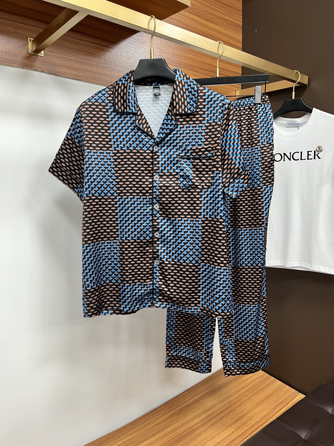 NO:483274,LV couples' new summer style 2025 home clothes pajamas set, custom ice silk fabric for counter, breathable and comfortable, impeccable details, brand element design concept, reflecting high quality. It feels delicate and soft!  It is casually cut, with a great upper body style!  Number of code M-3XL Please report height and weight by placing an order, louis vuitton,alexander wang19860909LV 情侣款 2025夏季新款 家居服 睡衣 套装,专柜定制冰丝面料 透气舒适度高,细节无可挑剔,品牌元素设计理念,体现高品质.手感细腻柔软！呈现休闲裁剪,上身版型超赞！码数M-3XL 下单请报身高体重,,louis vuitton,alexander wang,Men's clothing