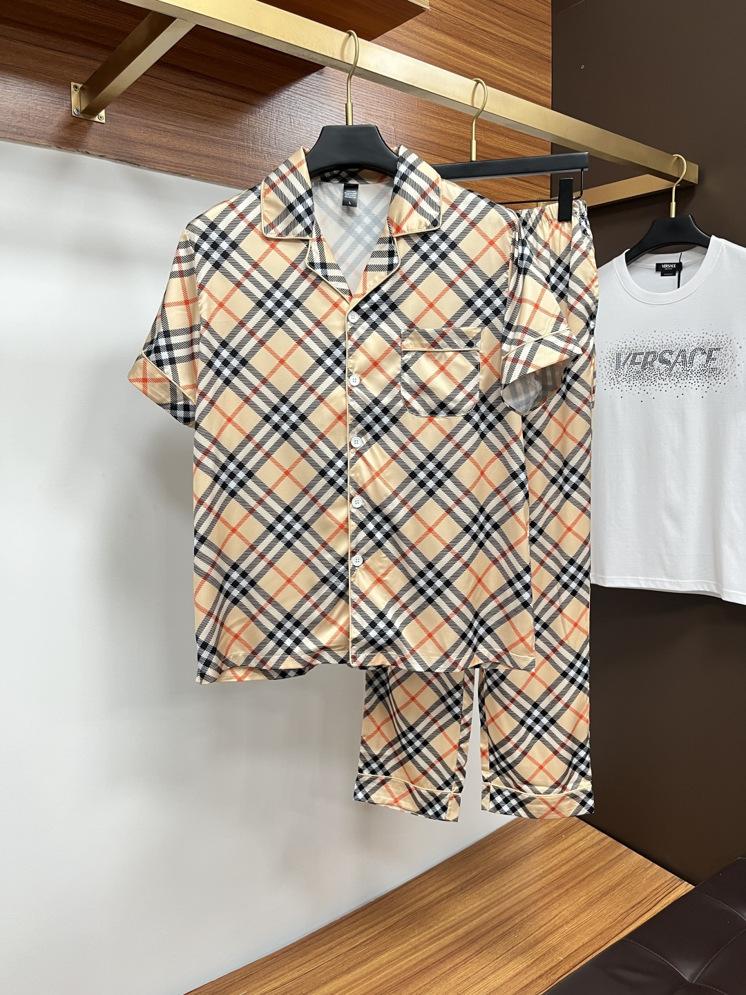 NO:483282,Burberry couples new 2025 summer home clothes pajamas set, custom ice silk fabric for counter, breathable and comfortable, impeccable details, brand element design concept, reflecting high quality. It feels delicate and soft!  It is casually cut, with a great upper body style!  Count M-3XL Please report your height and weight by placing an order, burberry, alexander wang19860909巴宝莉 情侣款 2025夏季新款 家居服 睡衣 套装,专柜定制冰丝面料 透气舒适度高,细节无可挑剔,品牌元素设计理念,体现高品质.手感细腻柔软！呈现休闲裁剪,上身版型超赞！码数M-3XL 下单请报身高体重,,burberry,alexander wang,Men's clothing